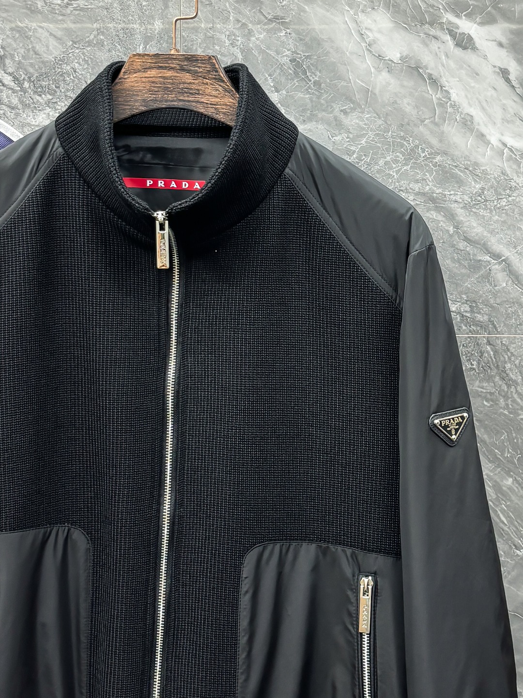 C-43 Prada 普拉达 25秋冬针织拼接立领加棉夹克外套选用定制高密针织面料 原版P家纱线与机织工