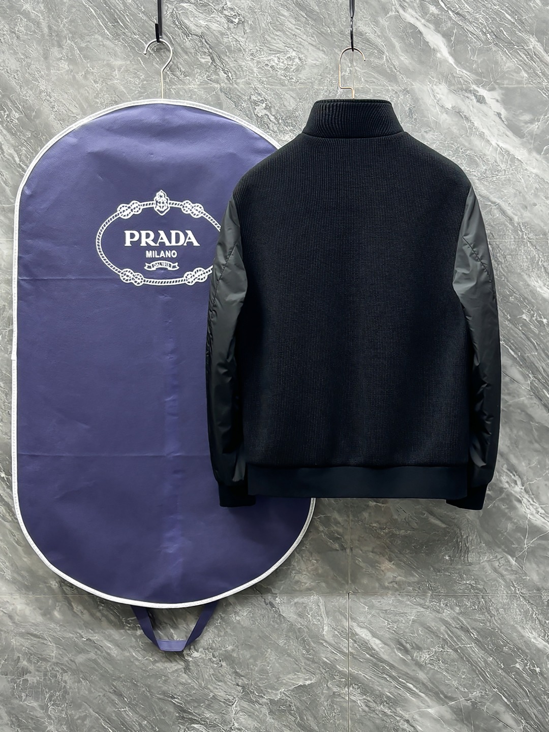 C-42 Prada 普拉达 25秋冬针织拼接立领加棉夹克外套选用定制高密针织面料 原版P家纱线与机织工