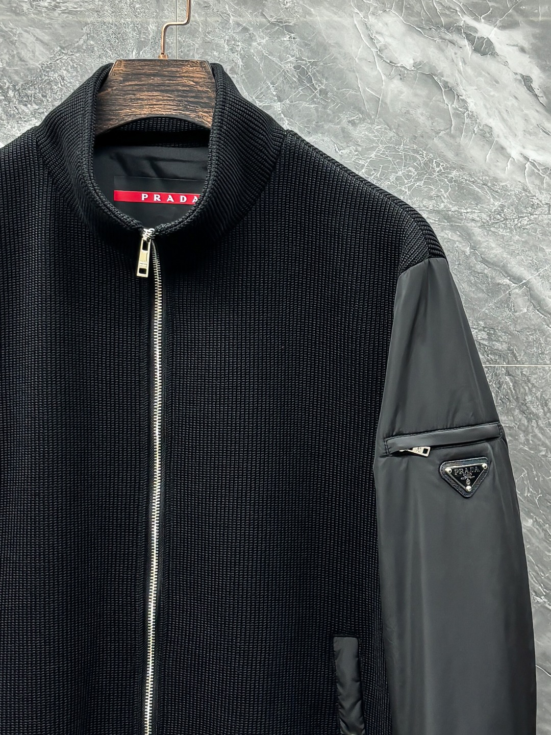 C-42 Prada 普拉达 25秋冬针织拼接立领加棉夹克外套选用定制高密针织面料 原版P家纱线与机织工