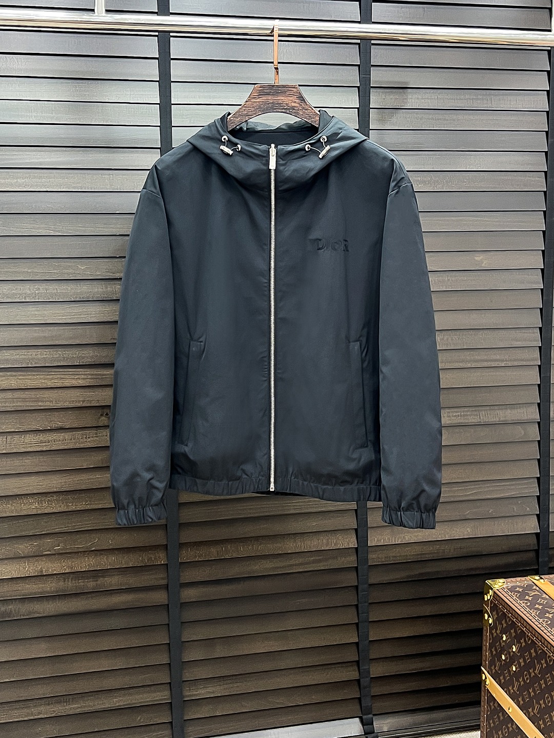 NO:571731,2025 autumn new style reversible jacket. Original 1:1 customized hardware accessories, all imported and original customization. Welcome to compare at the counter. Super soft, super heavy fabric, perfect workmanship. Pay attention to the fabric, which is super comfortable. Exclusive model. Not available in the market. Same size for men and women, M to XXXL,,jackets & coats,alexander wang198609092025秋款新款双面穿夹克 原版1:1订制五金配件全进口原版定制 欢迎专柜对比 超柔软 超级重面料做工杠杠的版型完美 注意面料超舒服 独家款 非市场货 男女同款尺码M一XXXL,,jackets & coats,alexander wang,Men's clothing