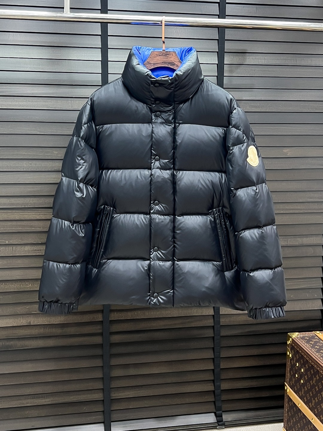 NO:541133,Feather C-64Moncler-blocked light luxury fashionable casual style, lightweight, warm and soft!  The low-key series is fashionable and versatile, and it is stylish!  Hong Kong trade orders, super grass-planting single item!  As a brand that everyone should look up to, they have no suspense in their control over the supply. The very cool, light and flowing hooded down jacket has a more charming logo badge; a small stand-alone collar design, functional slanted pockets on both sides, and a very textured original paint original buckle, which easily demonstrates the brand recognition and super specifications and performance. The upper body is absolutely eye-catching!  !  !  The overall material is also super capable!  Made of imported Italian fabrics, with a high-end touch of a century-old brand. The inner velvet content is 90 white goose down, 10 feathers, the body is full of horizontal quilt, full of full fluff, very good elasticity, and the outer nylon fabric. If you have any questions, you can detachably check it. The filling amount is extremely high, the style is perfect, and it is not bloated. It interprets the series' simple aesthetic style, the upper body effect is light and warm, and the cold effect is full!! A high street luxury with appearance and performance is definitely a super heavyweight that is absolutely exploding. Blue fat man/green fat man. Number of codes M L XL 2XL 3XL,, Moncler, down jacket, hats, alexander wang19860909羽C-64Moncler-蒙口 轻奢时尚休闲风格,轻盈保暖柔软！低调系列时尚百搭,就是有型！香港贸易订单款,超级种草的神仙单品！作为大家都要仰视的品牌,他们对货源的把控也毫无悬念的严格,非常酷炫轻盈飘逸的连帽羽绒服 更具魅力感Logo徽章；小立领设计,两侧功能性斜插的口袋,很有质感的原漆原版四合扣,轻松的彰显品牌辨识度跟超强规格性能,上身绝对超级惹眼！！！整体的材质也是超级能打！采用意大利进口面料打造,具有百年品牌的高端触感 内里绒子含量90白鹅绒打造,10羽毛,满身横线绗缝充绒饱满,蓬松感十足回弹性特别好,外层锦纶面料.如有疑问,可拆开检验,充绒量极高,版型完美,时尚不臃肿,演绎系列的简约美学风格,上身效果轻盈保暖,御寒效果满分! !一款颜值跟性能同步在线的高街奢物,绝对炸街的超级重磅 颜色蓝胖子/绿胖子 码数M L XL 2XL 3XL,,Moncler,down jacket,hats,alexander wang,Men's clothing