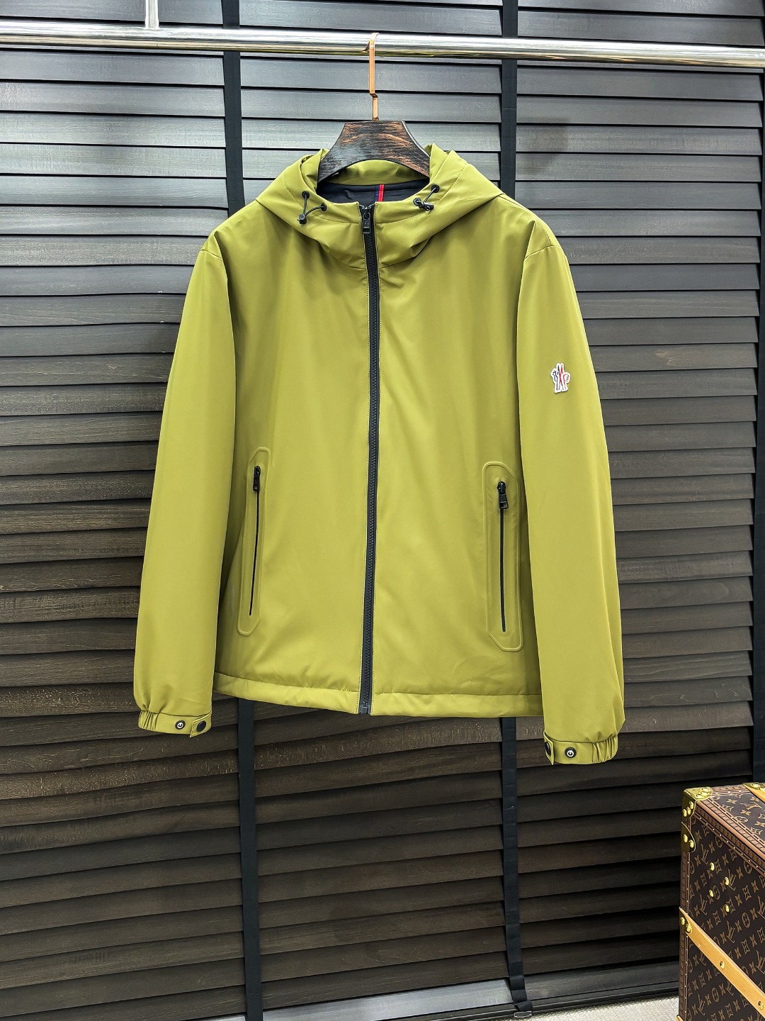 NO:598382,Feather - Moncler Meng Mou #25 Autumn and Winter Fashion Hooded Jacket Down, filled with 80g-90 white duck down, light and stylish, not bloated on the upper body, a typical Italian style fashion, a high-quality product from trading company channels  The fabric selection and craftsmanship are very sophisticated, which is in line with the brand's century-old aesthetic tone. It is low-key and luxurious, elegant and noble. Every detail is a testament to the brand's own high-end sense. The whole body interprets the Italian minimalist, capable and outdoor functional style. It is both elegant and harmonious, and the upper body is full of shape. It is a treasure-level functional equipment that combines fashion sense and design sense. It creates a unique style item, improved pilot style design, classic and fashionable design, retro and age-reducing but very fashionable!  Fabrics imported from Italy. The texture is as delicate as baby skin. It has superior stiffness, is quite elegant and fashionable!  The color is light and versatile, the cut is smart and neat, the upper body instantly highlights the spirit, the style is full, and it can easily control various body types. It is a jacket that perfectly combines business commuting and outdoor leisure. It is a piece of equipment with extremely high wearability and attendance rate!  Color Black Green Size M L XL 2XL 3XL,,Moncler,jackets & coats,jackets & coats,down jacket,hats,alexander wang19860909羽- Moncler 蒙口# 25秋冬时尚连帽夹克羽绒 内冲80g-90白鸭绒,轻薄有型,上身不臃肿,颇具意大利典型风格的时装,贸易公司渠道臻品 在面料选取和工艺方面都相当考究,极符合该品牌百年美学基调,低调且奢华,优雅且高贵,每一个细节都在力证品牌自身的高级感,通体将意式的极简、干练和户外功能性风格极致诠释,亦庄亦谐,上身型款十足,集时装感与设计感的一款宝藏级功能型装备,塑造出别具一格的造型单品,改良式的飞行员造型设计,经典又时尚设计,复古减龄又非常时髦！ 意大利客供进口面料.质感如婴儿皮肤一样细腻.挺括性优越,颇为优雅且时髦！配色轻熟百搭,版型剪裁干练利落,上身瞬间凸显出精神感,型款十足,轻松驾驭各种身型,商务通勤与户外休闲完美兼备的一款外套,属于实穿性出勤率极高的一款装备！ 颜色黑色 绿色 码数M L XL 2XL 3XL,,Moncler,jackets & coats,jackets & coats,down jacket,hats,alexander wang,Men's clothing