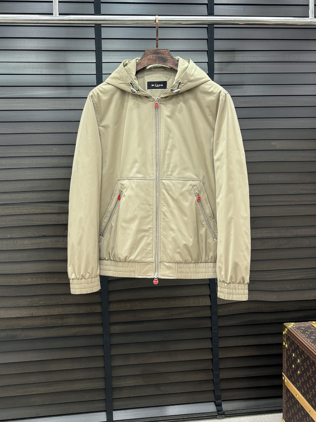 NO:598380,Feather-Kiton #25 autumn and winter fashionable hooded jacket down, filled with 80g-90 white duck down, light and stylish, not bloated on the upper body, quite typical Italian style fashion, trading company channel premium product  The fabric selection and craftsmanship are very sophisticated, which is in line with the brand's century-old aesthetic tone. It is low-key and luxurious, elegant and noble. Every detail is a testament to the brand's own high-end sense. The whole body interprets the Italian minimalist, capable and outdoor functional style. It is both elegant and harmonious, and the upper body is full of shape. It is a treasure-level functional equipment that combines fashion sense and design sense. It creates a unique style item, improved pilot style design, classic and fashionable design, retro and age-reducing but very fashionable!  Fabrics imported from Italy. The texture is as delicate as baby skin. It has superior stiffness, is quite elegant and fashionable!  The color is light and versatile, the cut is smart and neat, the upper body instantly highlights the spirit, the style is full, and it can easily control various body types. It is a jacket that perfectly combines business commuting and outdoor leisure. It is a piece of equipment with extremely high wearability and attendance rate!  Color Black Apricot Size M L XL 2XL 3XL,,jackets & coats,jackets & coats,down jacket,hats,alexander wang19860909羽- Kiton 奇顿# 25秋冬时尚连帽夹克羽绒 内冲80g-90白鸭绒,轻薄有型,上身不臃肿,颇具意大利典型风格的时装,贸易公司渠道臻品 在面料选取和工艺方面都相当考究,极符合该品牌百年美学基调,低调且奢华,优雅且高贵,每一个细节都在力证品牌自身的高级感,通体将意式的极简、干练和户外功能性风格极致诠释,亦庄亦谐,上身型款十足,集时装感与设计感的一款宝藏级功能型装备,塑造出别具一格的造型单品,改良式的飞行员造型设计,经典又时尚设计,复古减龄又非常时髦！ 意大利客供进口面料.质感如婴儿皮肤一样细腻.挺括性优越,颇为优雅且时髦！配色轻熟百搭,版型剪裁干练利落,上身瞬间凸显出精神感,型款十足,轻松驾驭各种身型,商务通勤与户外休闲完美兼备的一款外套,属于实穿性出勤率极高的一款装备！ 颜色黑色 杏色 码数M L XL 2XL 3XL,,jackets & coats,jackets & coats,down jacket,hats,alexander wang,Men's clothing