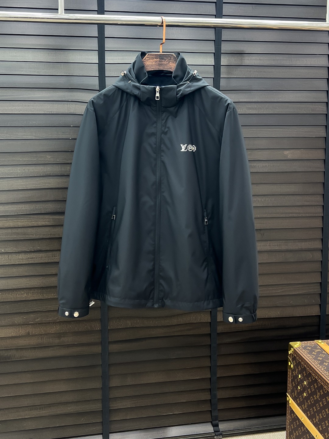 NO:952580,#kl鲁家# 26 spring and summer men's high-end woven/windbreaker high-end boutique series of coats, fashionable men's and women's styles, trading company channel orders, official website counters on sale series, the industry's exclusive first release of the most sought-after and popular series of men's and women's styles in the classic main line, classic urban casual style, versatile and simple style, couple's coats!  It can be said to be a must-have for spring and summer. It has a new design style, a design that subverts cognition, an iconic brand logo, a new dust-proof fabric, and is slightly waterproof. It can be worn casually with a T-shirt. The upper body is super fashionable and is especially easy to match. The concave shape in spring and summer is naturally indispensable for such high-end configurations.  And its dressing magic is very powerful. Basically, all types are easy to control. The casual version configuration does not feel uncomfortable. The new style and tonality are more outstanding and outstanding. The charm of the outfit is naturally more advanced, more colorful and handsome, but without losing warmth. Whether it is worn outside or inside, I believe this style is the perfect choice!  !  !  Color Black White Size M L XL 2XL 3XL,,louis vuitton,louis vuitton,jackets & coats,tees,t-shirt,19860909#kl 驴家# 26春夏 男装高端梭织/风衣 高端精品系列外套,时尚男女同款,贸易公司渠道订单,官网专柜在售系列,业内独家首发经典主线里最抢手最火爆的系列男女同款,经典都市休闲风尚,百搭简约范,情侣款外套！可以说是春夏季必备款了 全新设计风格,颠覆认知的设计,标志性品牌图案标识,全新防尘面料,轻度防水,随便搭件T恤,上身超时髦,特别的便于搭配,春夏季凹造型自然是少不了这样的高档配置 并且它的穿搭魔力十分之强大,基本上各种类型都是轻而易举的驾驭,休闲的版型配置,不会不适感,全新风格以及调性更加的出色更加的出众,穿搭的魅力自然也更加的高级,更加的出彩更加的显帅,但是又不失温度,无论是外穿还是内搭,我相信此款都是完美之选！！！ 颜色黑色 白色 码数M L XL 2XL 3XL,,louis vuitton,louis vuitton,jackets & coats,tees，t-shirt,,Men's clothing