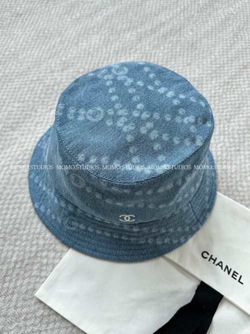 Chapeau Bob Chanel en Denim Bleu Dégradé avec Motif Iconique et Logo CC 1 Chapeau Bob Chanel en Denim Bleu Dégradé avec Motif Iconique et Logo CC