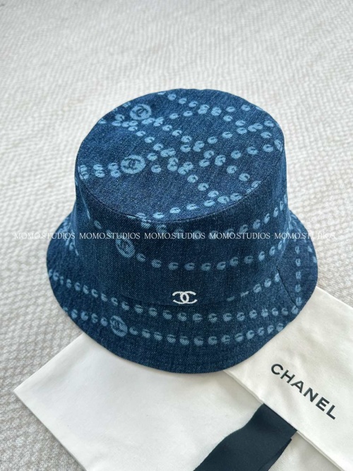 Elegante Sombrero de Pescador Chanel con Diseño de Cadena y Logotipo Icónico 1 Elegante Sombrero de Pescador Chanel con Diseño de Cadena y Logotipo Icónico