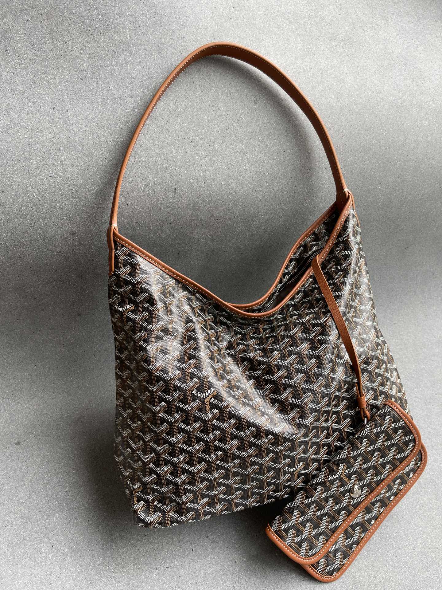 💰550 顶级戈雅厂家直销
Hobo
目前10色现货:
黑、棕、灰、黄、绿、白、天蓝、深蓝、橘色、大红
Bohème Hobo
尺寸】43/27/14cm
包装】防尘袋 说明书
专柜价14700(今年貌似又涨了)
Bohème Hobo是非常适用于日常出行的一款包袋:轻巧柔软,空间足够大,足以容纳你的所有必需品,它加长舒适的皮革手柄模仿了包身瘦长而优雅的慵懒轮廓,可兼作肩带,让Hobo既能作为单肩包也能当成手提袋来随性使用,适合各种场合,给人一种随意慵懒但又时髦精致之感。无论白天黑夜,始终洋溢着闲适漫游的时尚。
进口防水雨露棉麻布料配小牛皮。采用国外高端印刷颜料,抗热耐寒。夏季炎热不会融化粘稠,无异味,冬季寒霜不开裂,柔软可折叠收纳。大容量设计,可放13寸笔记本电脑及其它随身物品。
长此以往,我们家都是秉承着只做顶级精品的生意理念,无论是用料还是工艺上的投入我们都绝不含糊。所以我们的产品是绝对的行业天花板的存在。产品品质方便各位无须有任何的置疑。经过几十年的工业化进程,国内工人的技术水准早已冠绝全球,只要有做好货的理念,我们的产品就绝对不会逊色于任专柜正品的。