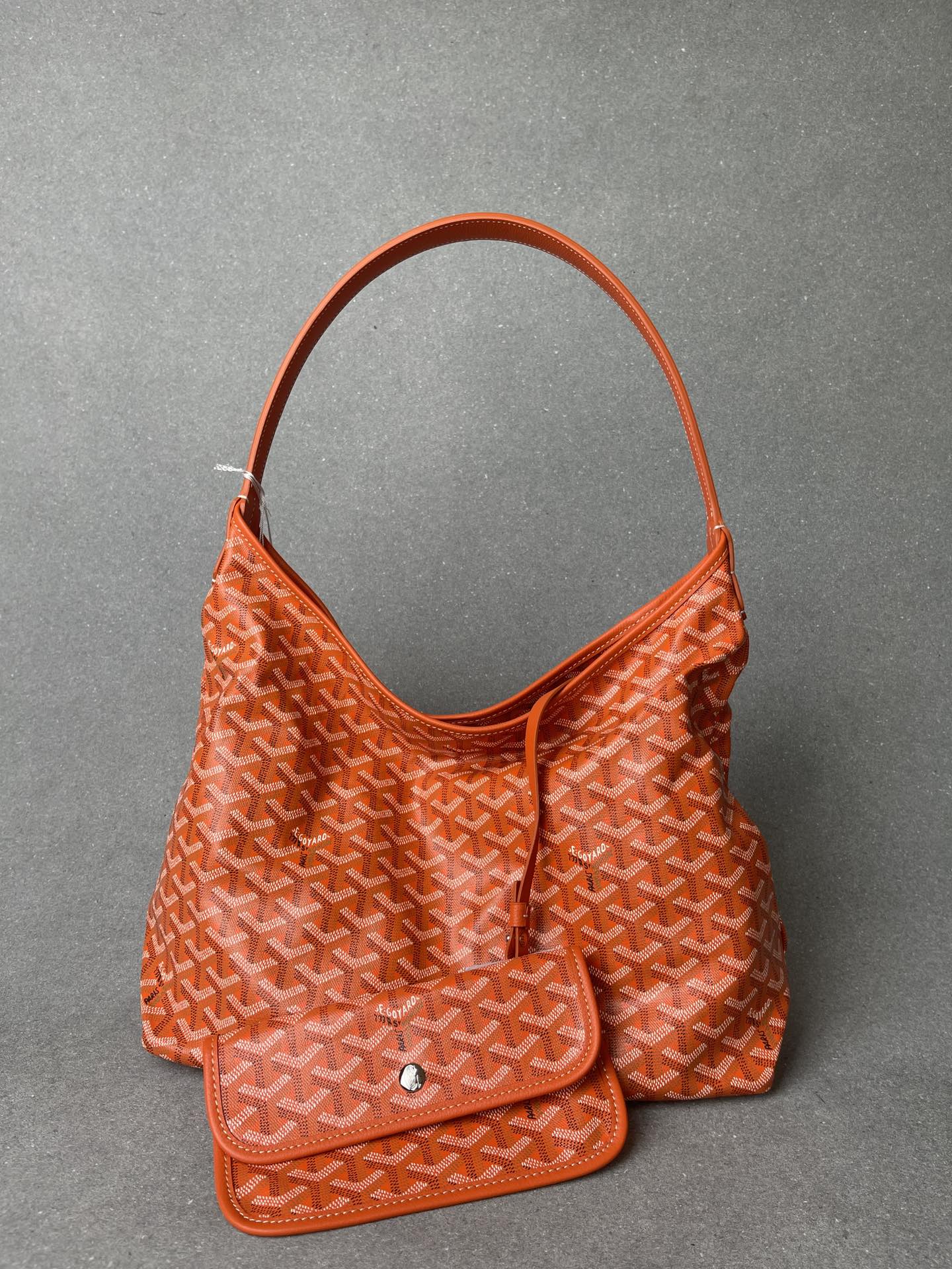 💰550 顶级戈雅厂家直销
Hobo
目前10色现货:
黑、棕、灰、黄、绿、白、天蓝、深蓝、橘色、大红
Bohème Hobo
尺寸】43/27/14cm
包装】防尘袋 说明书
专柜价14700(今年貌似又涨了)
Bohème Hobo是非常适用于日常出行的一款包袋:轻巧柔软,空间足够大,足以容纳你的所有必需品,它加长舒适的皮革手柄模仿了包身瘦长而优雅的慵懒轮廓,可兼作肩带,让Hobo既能作为单肩包也能当成手提袋来随性使用,适合各种场合,给人一种随意慵懒但又时髦精致之感。无论白天黑夜,始终洋溢着闲适漫游的时尚。
进口防水雨露棉麻布料配小牛皮。采用国外高端印刷颜料,抗热耐寒。夏季炎热不会融化粘稠,无异味,冬季寒霜不开裂,柔软可折叠收纳。大容量设计,可放13寸笔记本电脑及其它随身物品。
长此以往,我们家都是秉承着只做顶级精品的生意理念,无论是用料还是工艺上的投入我们都绝不含糊。所以我们的产品是绝对的行业天花板的存在。产品品质方便各位无须有任何的置疑。经过几十年的工业化进程,国内工人的技术水准早已冠绝全球,只要有做好货的理念,我们的产品就绝对不会逊色于任专柜正品的。