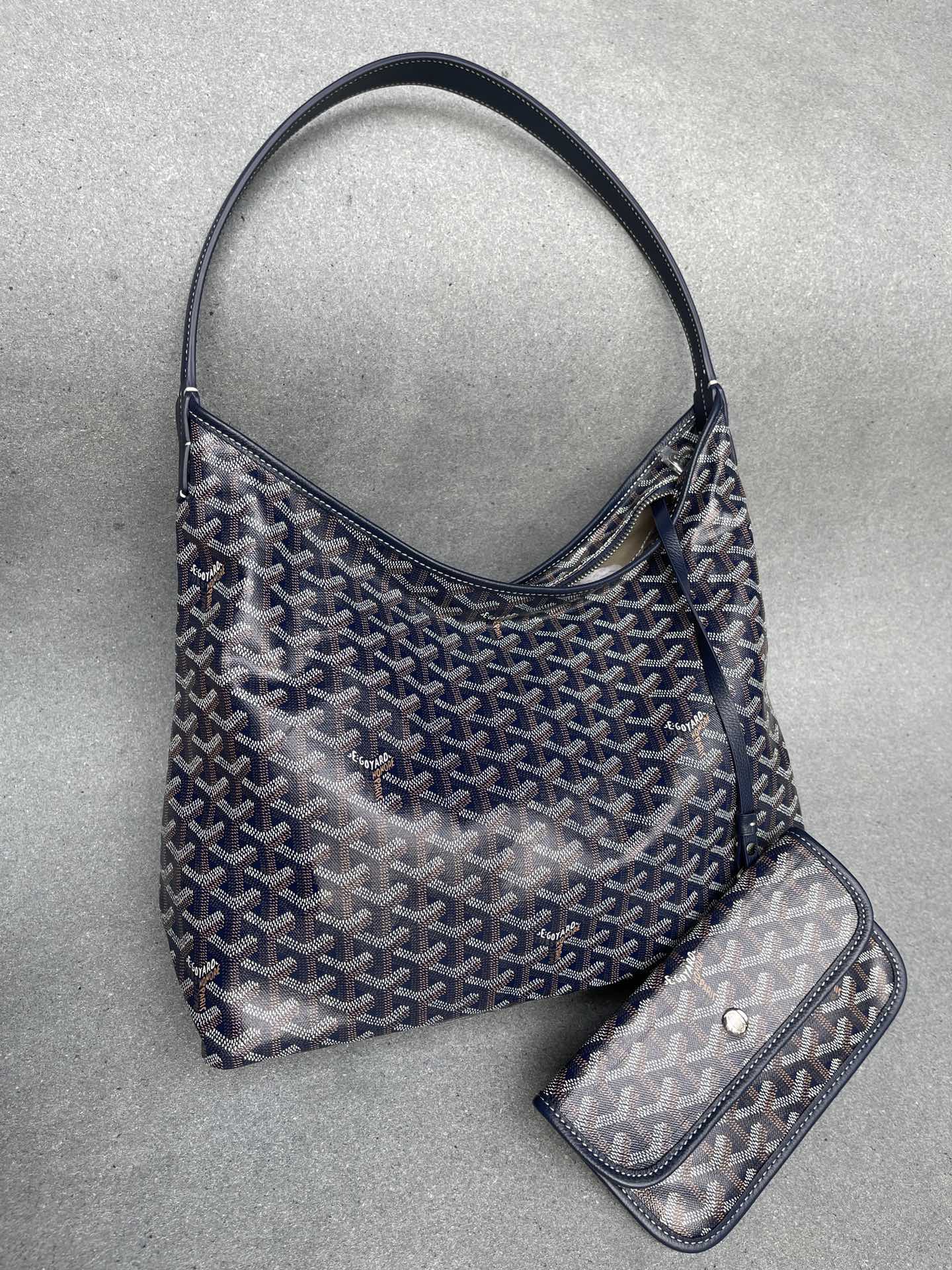 💰550 顶级戈雅厂家直销
Hobo
目前10色现货:
黑、棕、灰、黄、绿、白、天蓝、深蓝、橘色、大红
Bohème Hobo
尺寸】43/27/14cm
包装】防尘袋 说明书
专柜价14700(今年貌似又涨了)
Bohème Hobo是非常适用于日常出行的一款包袋:轻巧柔软,空间足够大,足以容纳你的所有必需品,它加长舒适的皮革手柄模仿了包身瘦长而优雅的慵懒轮廓,可兼作肩带,让Hobo既能作为单肩包也能当成手提袋来随性使用,适合各种场合,给人一种随意慵懒但又时髦精致之感。无论白天黑夜,始终洋溢着闲适漫游的时尚。
进口防水雨露棉麻布料配小牛皮。采用国外高端印刷颜料,抗热耐寒。夏季炎热不会融化粘稠,无异味,冬季寒霜不开裂,柔软可折叠收纳。大容量设计,可放13寸笔记本电脑及其它随身物品。
长此以往,我们家都是秉承着只做顶级精品的生意理念,无论是用料还是工艺上的投入我们都绝不含糊。所以我们的产品是绝对的行业天花板的存在。产品品质方便各位无须有任何的置疑。经过几十年的工业化进程,国内工人的技术水准早已冠绝全球,只要有做好货的理念,我们的产品就绝对不会逊色于任专柜正品的。