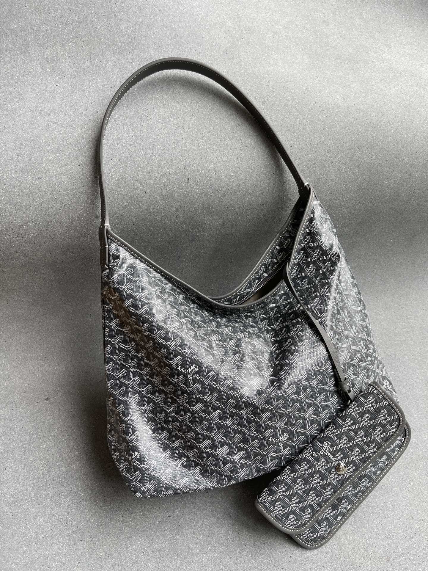 💰550 顶级戈雅厂家直销
Hobo
目前10色现货:
黑、棕、灰、黄、绿、白、天蓝、深蓝、橘色、大红
Bohème Hobo
尺寸】43/27/14cm
包装】防尘袋 说明书
专柜价14700(今年貌似又涨了)
Bohème Hobo是非常适用于日常出行的一款包袋:轻巧柔软,空间足够大,足以容纳你的所有必需品,它加长舒适的皮革手柄模仿了包身瘦长而优雅的慵懒轮廓,可兼作肩带,让Hobo既能作为单肩包也能当成手提袋来随性使用,适合各种场合,给人一种随意慵懒但又时髦精致之感。无论白天黑夜,始终洋溢着闲适漫游的时尚。
进口防水雨露棉麻布料配小牛皮。采用国外高端印刷颜料,抗热耐寒。夏季炎热不会融化粘稠,无异味,冬季寒霜不开裂,柔软可折叠收纳。大容量设计,可放13寸笔记本电脑及其它随身物品。
长此以往,我们家都是秉承着只做顶级精品的生意理念,无论是用料还是工艺上的投入我们都绝不含糊。所以我们的产品是绝对的行业天花板的存在。产品品质方便各位无须有任何的置疑。经过几十年的工业化进程,国内工人的技术水准早已冠绝全球,只要有做好货的理念,我们的产品就绝对不会逊色于任专柜正品的。
