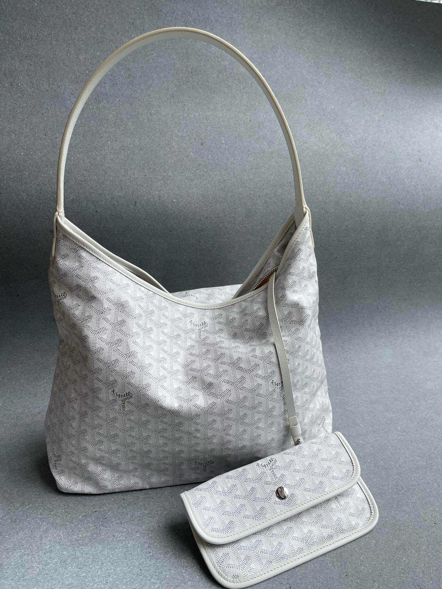 💰550 顶级戈雅厂家直销
Hobo
目前10色现货:
黑、棕、灰、黄、绿、白、天蓝、深蓝、橘色、大红
Bohème Hobo
尺寸】43/27/14cm
包装】防尘袋 说明书
专柜价14700(今年貌似又涨了)
Bohème Hobo是非常适用于日常出行的一款包袋:轻巧柔软,空间足够大,足以容纳你的所有必需品,它加长舒适的皮革手柄模仿了包身瘦长而优雅的慵懒轮廓,可兼作肩带,让Hobo既能作为单肩包也能当成手提袋来随性使用,适合各种场合,给人一种随意慵懒但又时髦精致之感。无论白天黑夜,始终洋溢着闲适漫游的时尚。
进口防水雨露棉麻布料配小牛皮。采用国外高端印刷颜料,抗热耐寒。夏季炎热不会融化粘稠,无异味,冬季寒霜不开裂,柔软可折叠收纳。大容量设计,可放13寸笔记本电脑及其它随身物品。
长此以往,我们家都是秉承着只做顶级精品的生意理念,无论是用料还是工艺上的投入我们都绝不含糊。所以我们的产品是绝对的行业天花板的存在。产品品质方便各位无须有任何的置疑。经过几十年的工业化进程,国内工人的技术水准早已冠绝全球,只要有做好货的理念,我们的产品就绝对不会逊色于任专柜正品的。