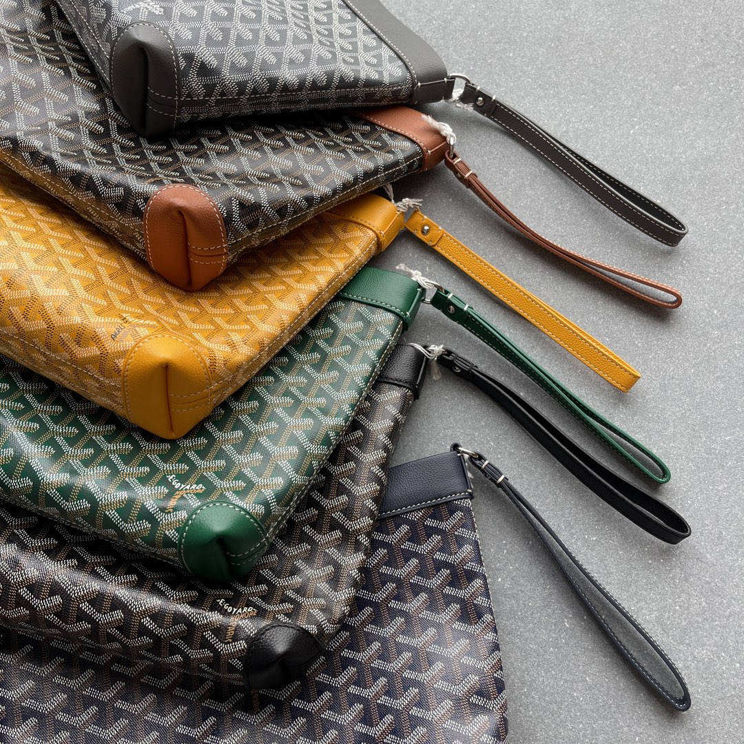 💰 380 Goyard 全新款Conti pouch手拿包六色现货
尺寸:袋口长32/袋底长24 高22厚6cm
特殊订制Logo面料搭配进口荔枝纹全粒面头层小牛皮,高端大气,轻便耐用。
Conti pouch是一款非常实用的包款,有着非常不错的大容量且自重很轻,有一条可随时收入包内的手挽带,既可以作出行上街手拎又可以秒变晚宴包,正常用品可轻松收纳。
包装:专柜同品质的防尘袋及吊牌