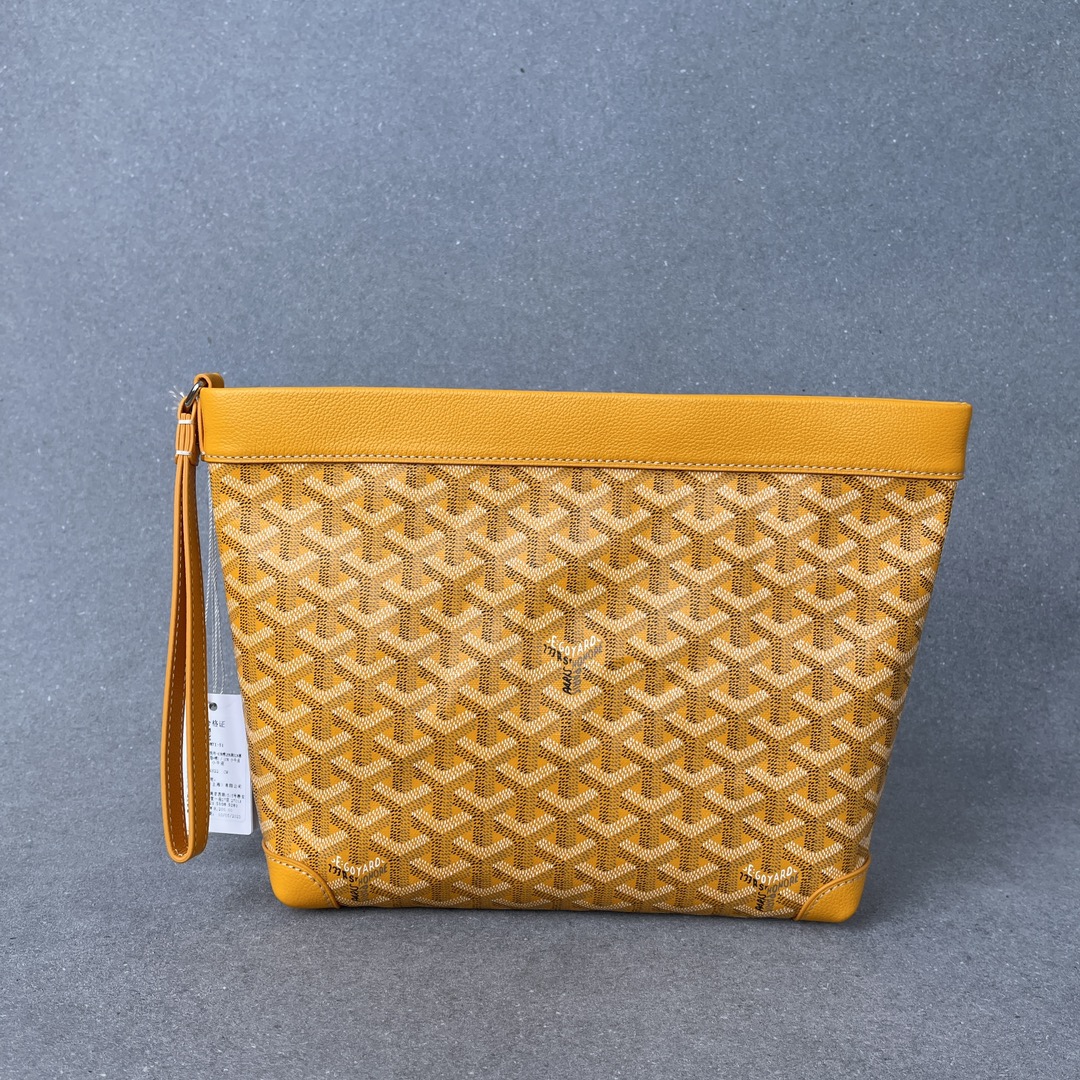 💰 380 Goyard 全新款Conti pouch手拿包六色现货
尺寸:袋口长32/袋底长24 高22厚6cm
特殊订制Logo面料搭配进口荔枝纹全粒面头层小牛皮,高端大气,轻便耐用。
Conti pouch是一款非常实用的包款,有着非常不错的大容量且自重很轻,有一条可随时收入包内的手挽带,既可以作出行上街手拎又可以秒变晚宴包,正常用品可轻松收纳。
包装:专柜同品质的防尘袋及吊牌