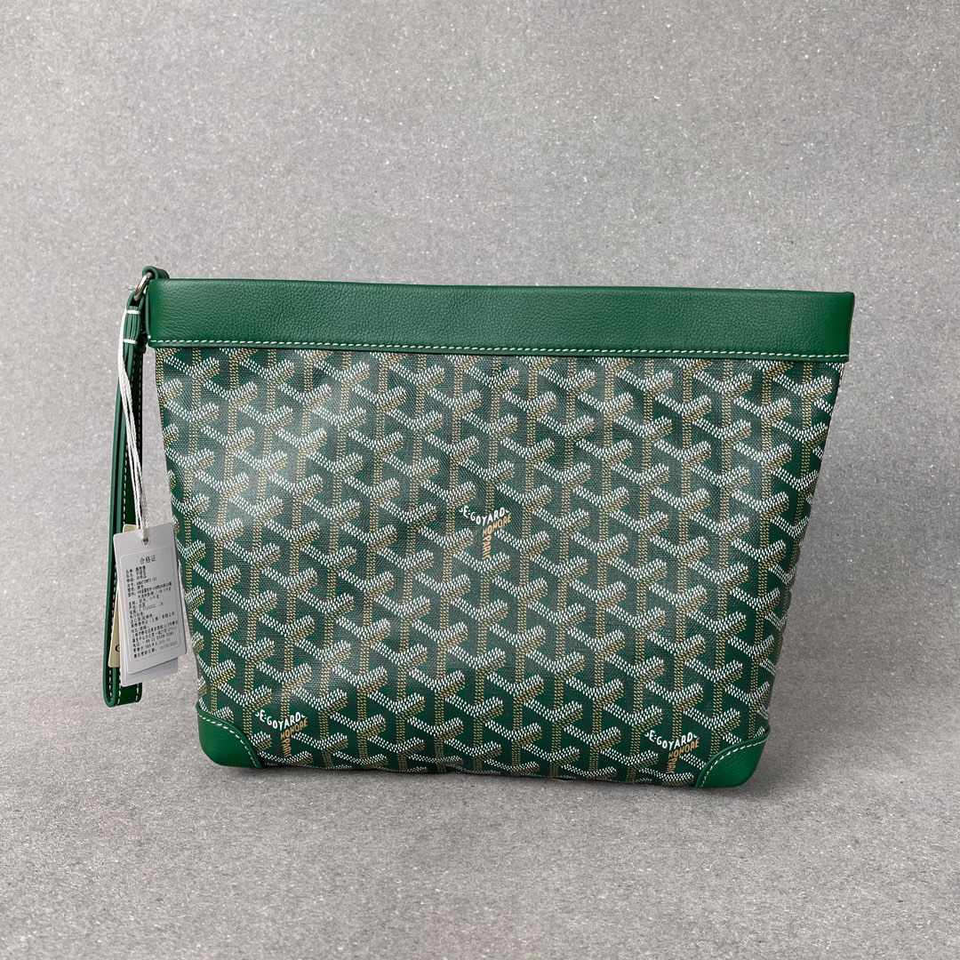 💰 380 Goyard 全新款Conti pouch手拿包六色现货
尺寸:袋口长32/袋底长24 高22厚6cm
特殊订制Logo面料搭配进口荔枝纹全粒面头层小牛皮,高端大气,轻便耐用。
Conti pouch是一款非常实用的包款,有着非常不错的大容量且自重很轻,有一条可随时收入包内的手挽带,既可以作出行上街手拎又可以秒变晚宴包,正常用品可轻松收纳。
包装:专柜同品质的防尘袋及吊牌