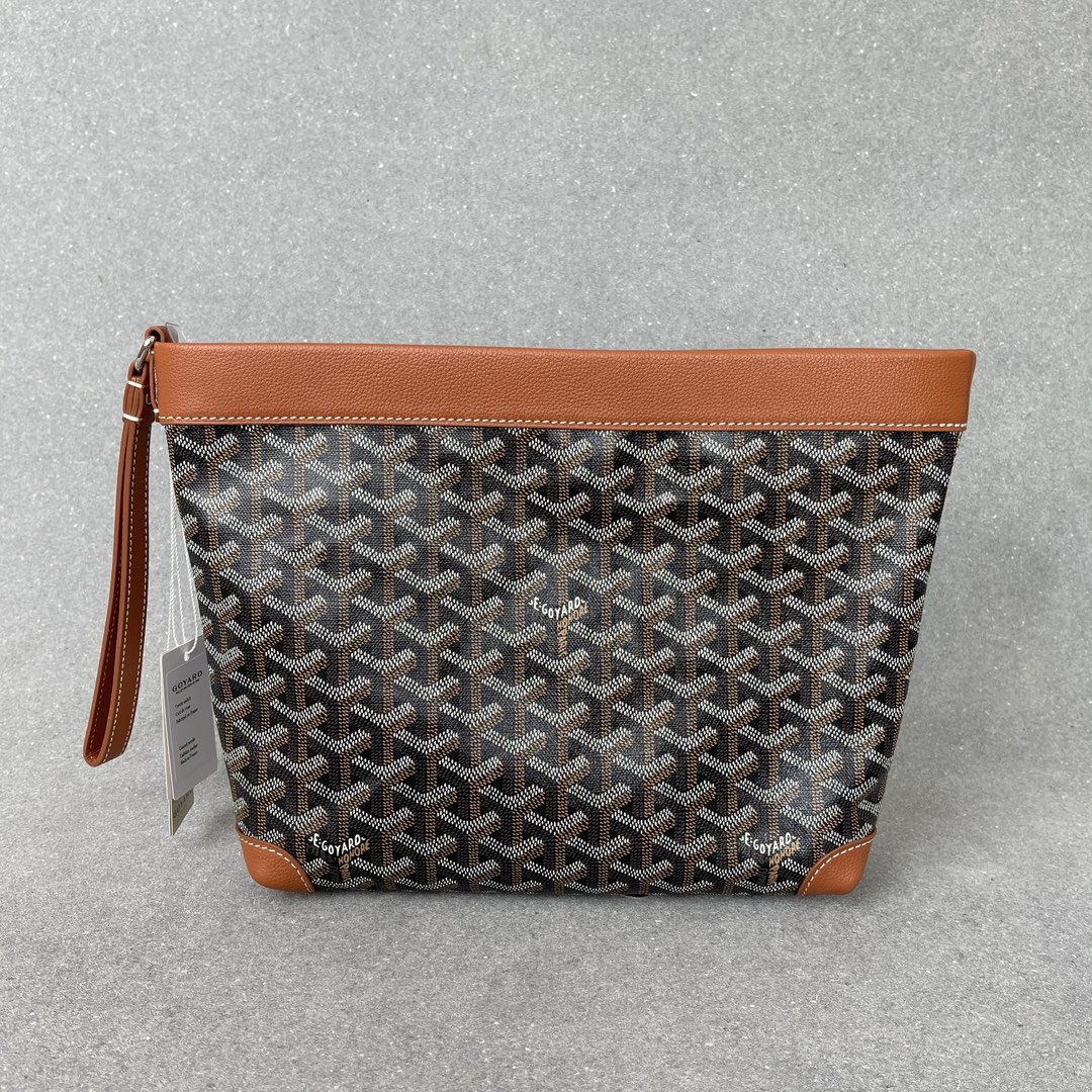 💰 380 Goyard 全新款Conti pouch手拿包六色现货
尺寸:袋口长32/袋底长24 高22厚6cm
特殊订制Logo面料搭配进口荔枝纹全粒面头层小牛皮,高端大气,轻便耐用。
Conti pouch是一款非常实用的包款,有着非常不错的大容量且自重很轻,有一条可随时收入包内的手挽带,既可以作出行上街手拎又可以秒变晚宴包,正常用品可轻松收纳。
包装:专柜同品质的防尘袋及吊牌