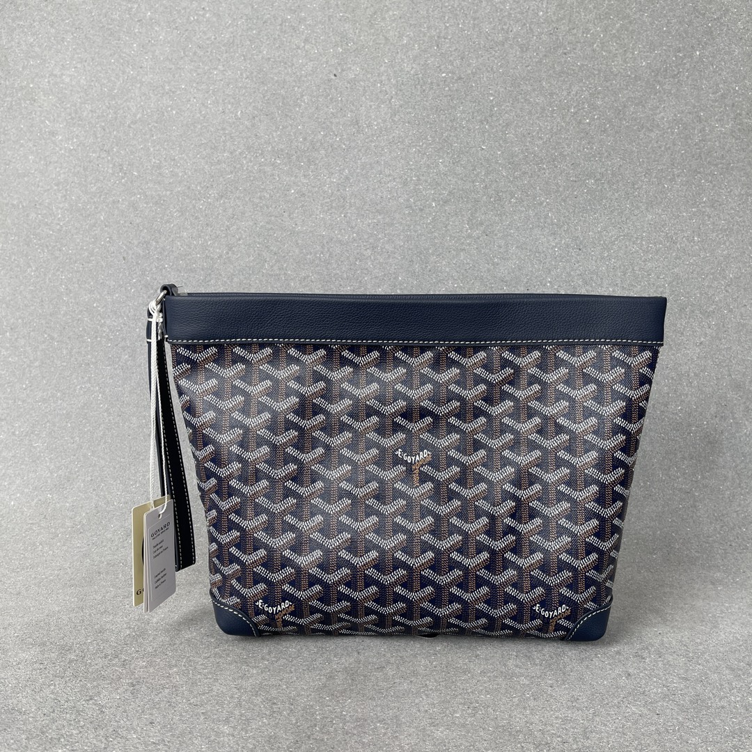 💰 380 Goyard 全新款Conti pouch手拿包六色现货
尺寸:袋口长32/袋底长24 高22厚6cm
特殊订制Logo面料搭配进口荔枝纹全粒面头层小牛皮,高端大气,轻便耐用。
Conti pouch是一款非常实用的包款,有着非常不错的大容量且自重很轻,有一条可随时收入包内的手挽带,既可以作出行上街手拎又可以秒变晚宴包,正常用品可轻松收纳。
包装:专柜同品质的防尘袋及吊牌