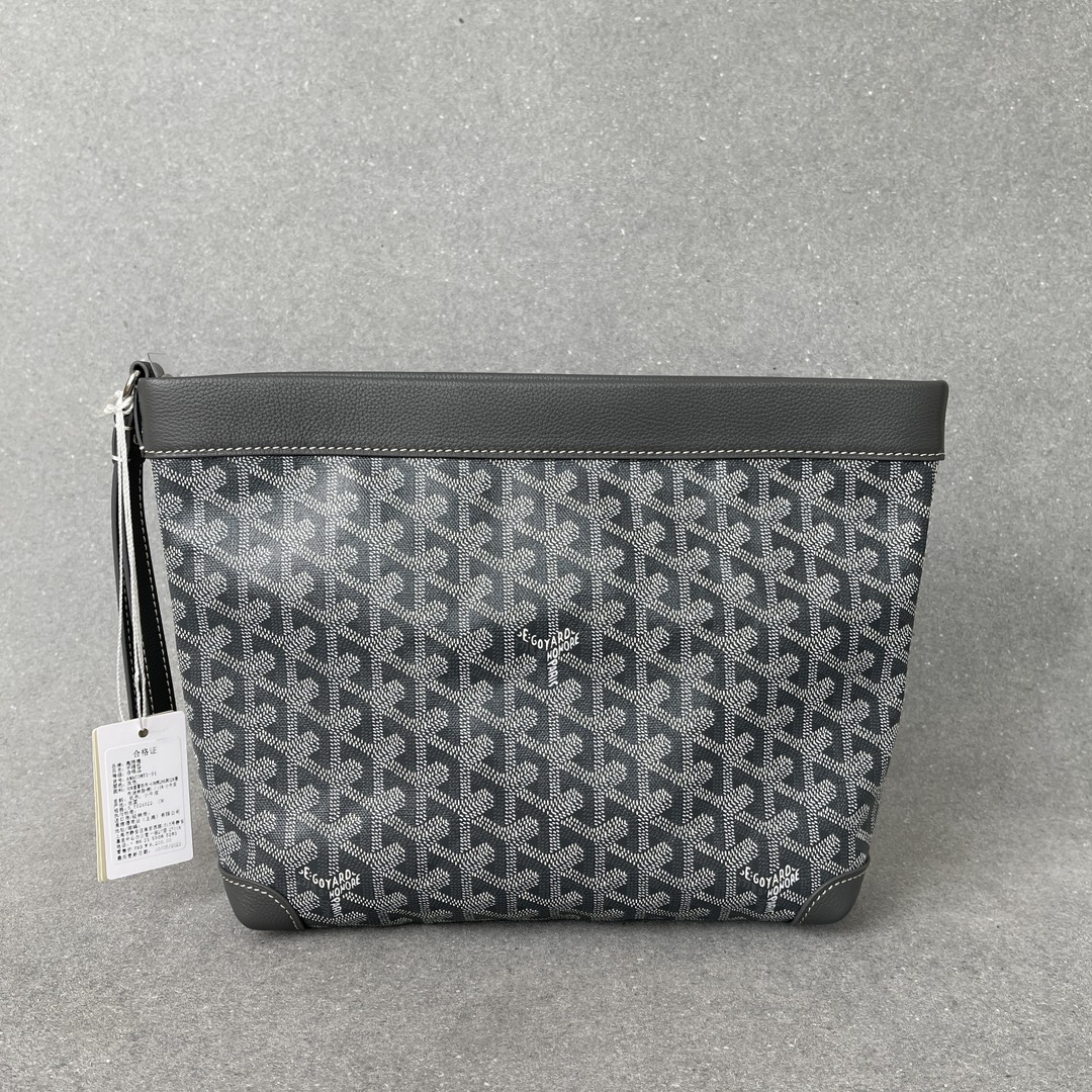 💰 380 Goyard 全新款Conti pouch手拿包六色现货
尺寸:袋口长32/袋底长24 高22厚6cm
特殊订制Logo面料搭配进口荔枝纹全粒面头层小牛皮,高端大气,轻便耐用。
Conti pouch是一款非常实用的包款,有着非常不错的大容量且自重很轻,有一条可随时收入包内的手挽带,既可以作出行上街手拎又可以秒变晚宴包,正常用品可轻松收纳。
包装:专柜同品质的防尘袋及吊牌