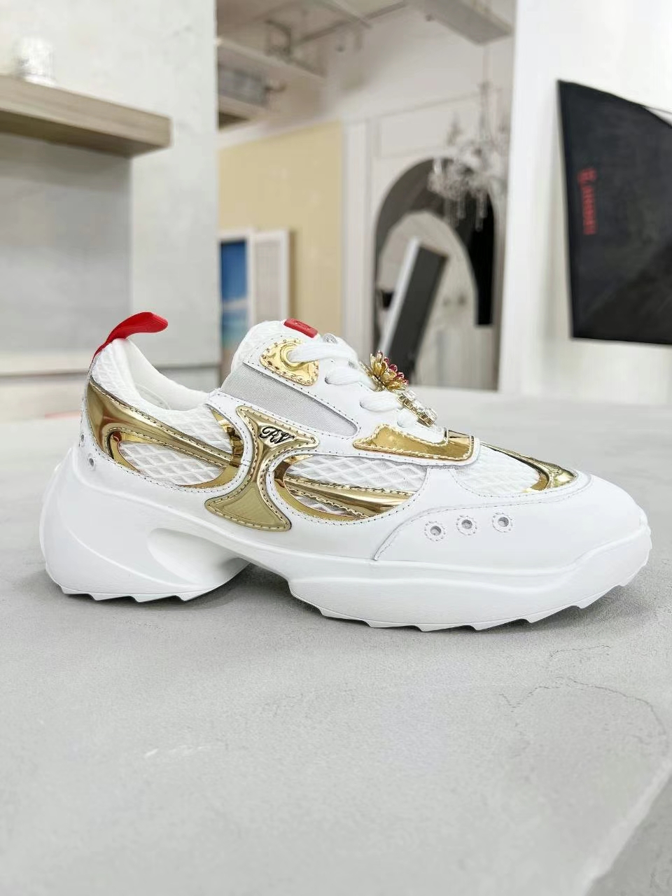 NO:244324,5 counter RV new viv skate series diamond square diamond buckle small white shoes top-level new ★★★★★ Recognize the top purchase level!  Production from a Taiwanese-funded factory!  Side buckle decoration is exquisite and fashionable, versatile single product Customized imported full-grain cowhide shiny Swarovski rhinestone square buckle Inner: Sheepskin inner lining   footbed sheepskin Outsole Original open mold non-slip logoTpu** outsole 4.5cm Shoe size: 35-39 (40 customization will not be replaced) Delivery luxury latest counter synchronous packaging, dad shoes, cowhide, sheepskin198609095专柜RV新款viv skate系列钻方钻扣小白鞋顶级上新 ★★★★★ 认准代购级别顶货！台资工厂出品！侧方扣装饰精致时髦,百搭单品 鞋面定制进口全粒面牛皮闪亮施华洛水钻方扣 内里: 羊皮内里 垫脚羊皮 大底原版开模防滑logoTpu**大底4.5cm 鞋码: 35-39（40 定制不换） 配送豪华最新专柜同步包装,老爹鞋,cowhide,sheepskin,Women's Shoes