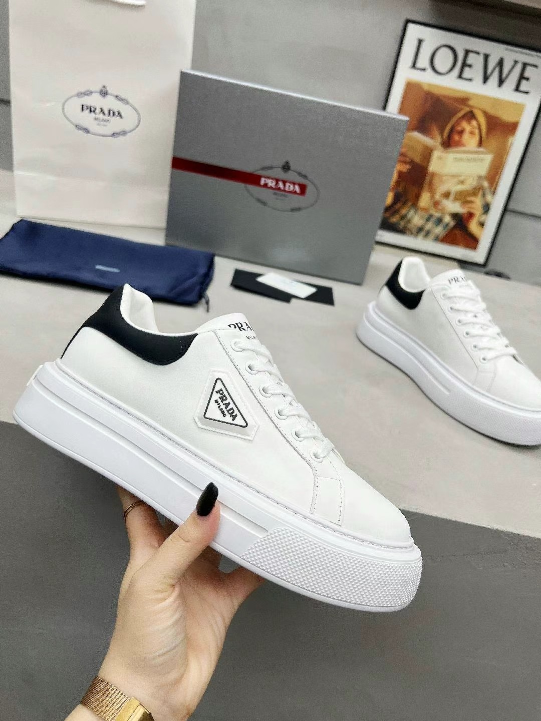 NO:265256,High-version couple's fashion white shoes, re-version launched, high-quality shipment, elegant and generous, comfortable on the feet, super classic, super light and comfortable on the feet, fabric thick silk cowhide inside, water dyed sheepskin inner lining   genuine leather footbed, large sole EVA outsole size 35-45, casual shoes/sports shoes, sneakers, cowhide, sheepskin19860909高版本情侣款P家时尚小白鞋,重版推出、高品质出货,优雅大方、上脚舒适、超级经典,上脚超轻超级舒适 面料丝稠牛皮 内里水染羊皮内里 真皮垫脚 大底EVA大底 码数35-45,休闲鞋/运动鞋,sneakers,cowhide,sheepskin,Women's Shoes