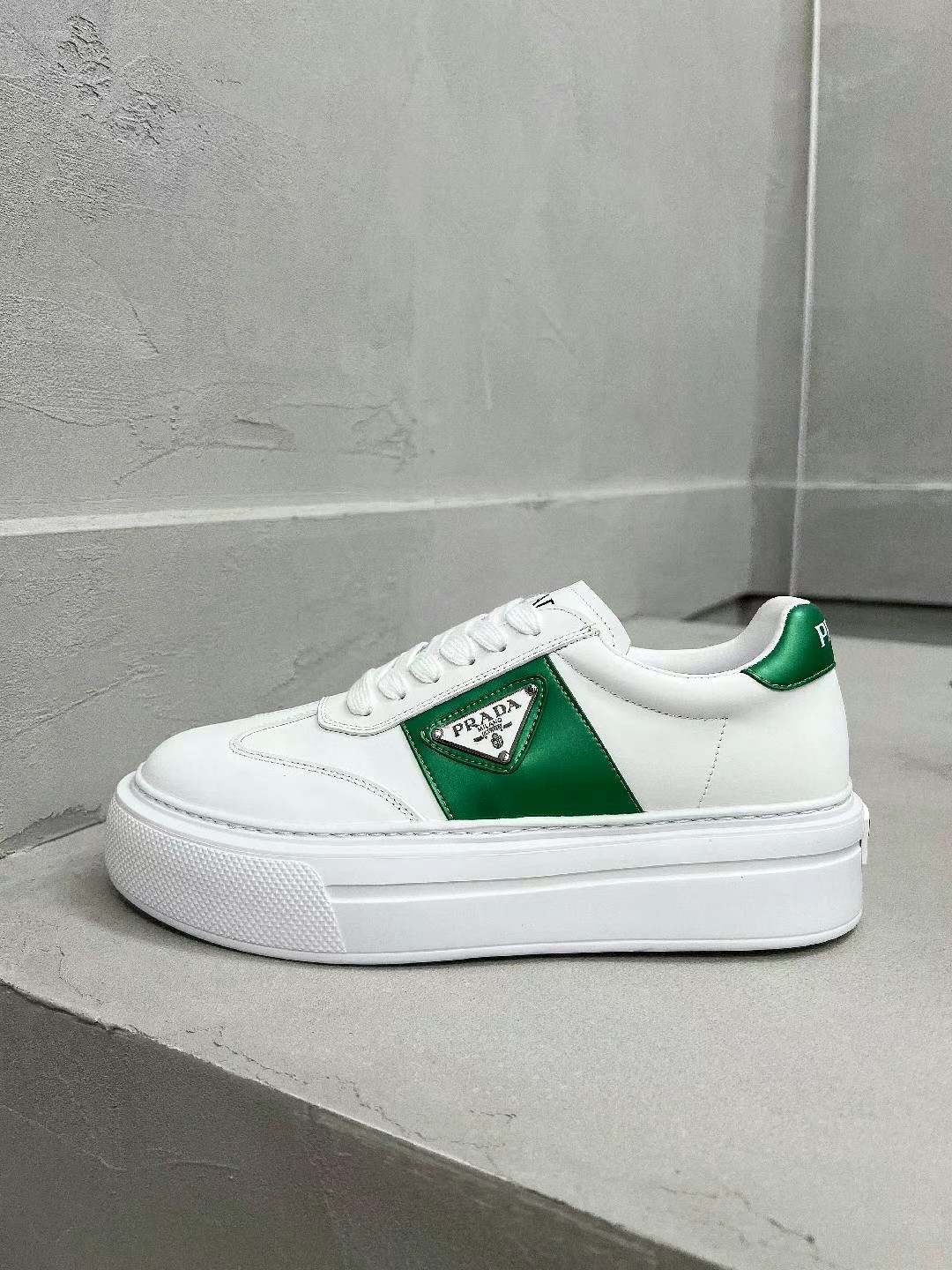 NO:828830,High-priced high-end version of P's fashionable white shoes for couples, re-released, high-quality shipments, elegant and generous, comfortable on the feet, super classic, ultra-light and super comfortable on the feet. Fabric: silky cowhide, water-dyed sheepskin lining + sheepskin feet, outsole, EVA outsole, size 35-45,,cowhide,sheepskin19860909实价高版本情侣款P家时尚小白鞋,重版推出、高品质出货,优雅大方、上脚舒适、超级经典,上脚超轻超级舒适 面料丝稠牛皮 内里水染羊皮内里+羊皮垫脚 大底EVA大底 码数35-45,,cowhide,sheepskin,Men's shoes