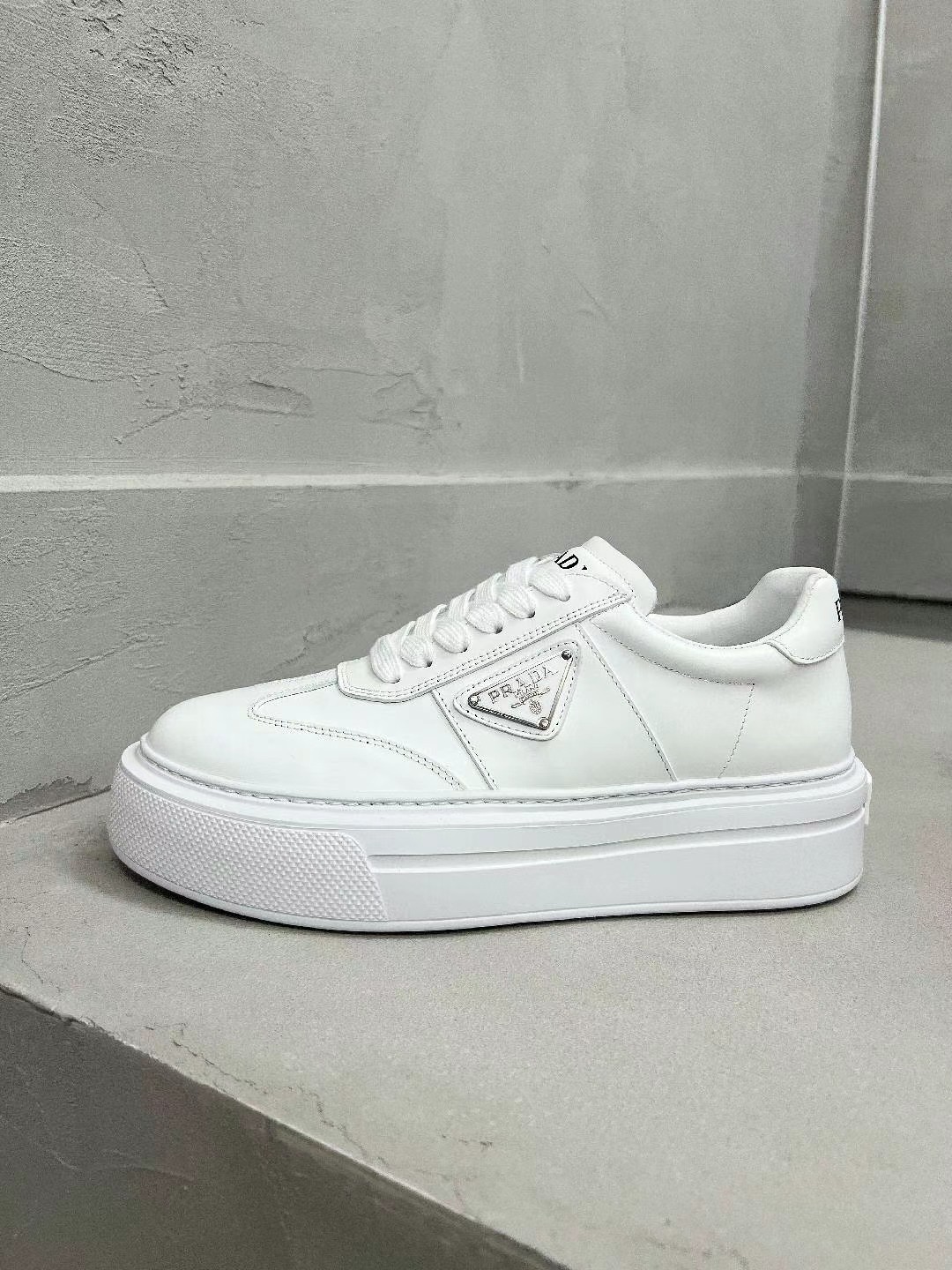 NO:414844,High-version couple's home fashionable white shoes, re-printed, high-quality shipment, elegant and generous, comfortable on the feet, super classic, super light and comfortable on the feet, fabric thick silk cowhide inside, water dyed sheepskin inner lining + sheepskin footbed, large sole EVA outsole size 35-45, casual shoes/sports shoes, sneakers, cowhide, sheepskin19860909高版本情侣款家时尚小白鞋,重版推出、高品质出货,优雅大方、上脚舒适、超级经典,上脚超轻超级舒适 面料丝稠牛皮 内里水染羊皮内里+羊皮垫脚 大底EVA大底 码数35-45,休闲鞋/运动鞋,sneakers,cowhide,sheepskin,Women's Shoes