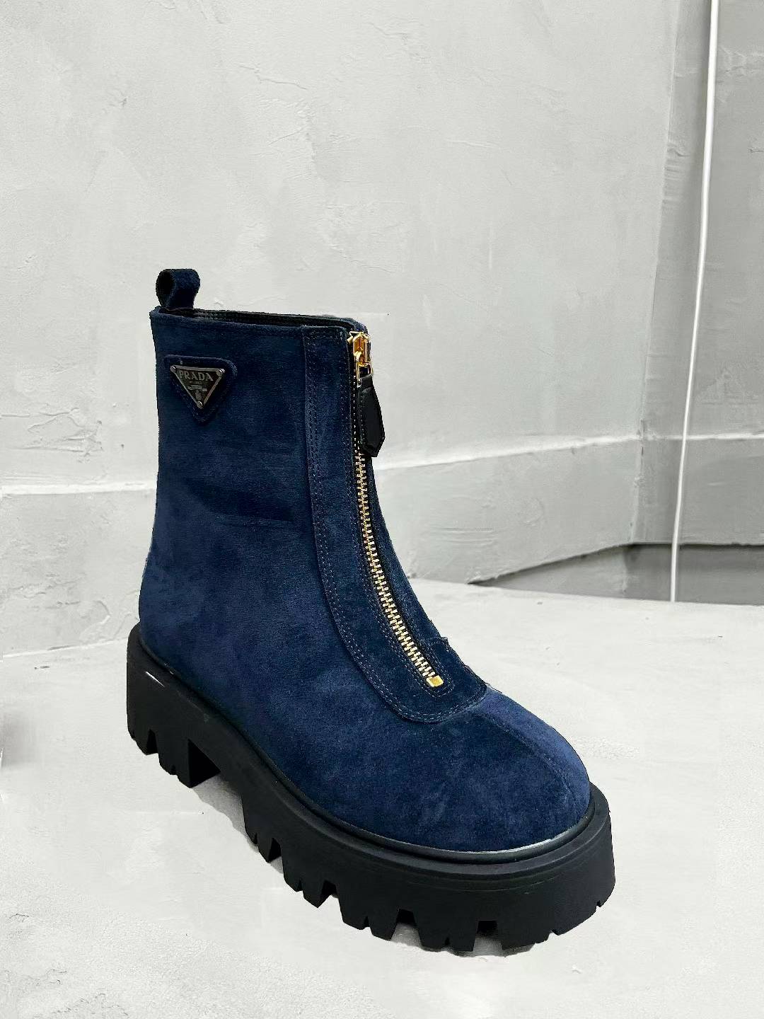 NO:354090,Real price will not be given any profit!  The classic triangle logo of P-family women's boots, a series that you can't buy in winter, is definitely the biggest hit this year!  !  Very beautiful, P-family boots are really wow!  The upper cowhide/high mercerized cowhide inner sheepskin footsteps, outsole TPU sole Size35-40,,boots,cowhide,sheepskin19860909实价不让利！P家经典三角标王炸女靴,冬天买不到的系列,绝对是今年的大爆款！！贼好看,P家靴子真的很哇塞！上脚大气显腿瘦气质这块刚好拿捏 鞋面牛皮/高丝光牛猄 内里羊皮 垫脚牛皮 大底TPU大底 Size35-40,,boots,cowhide,sheepskin,Men's shoes