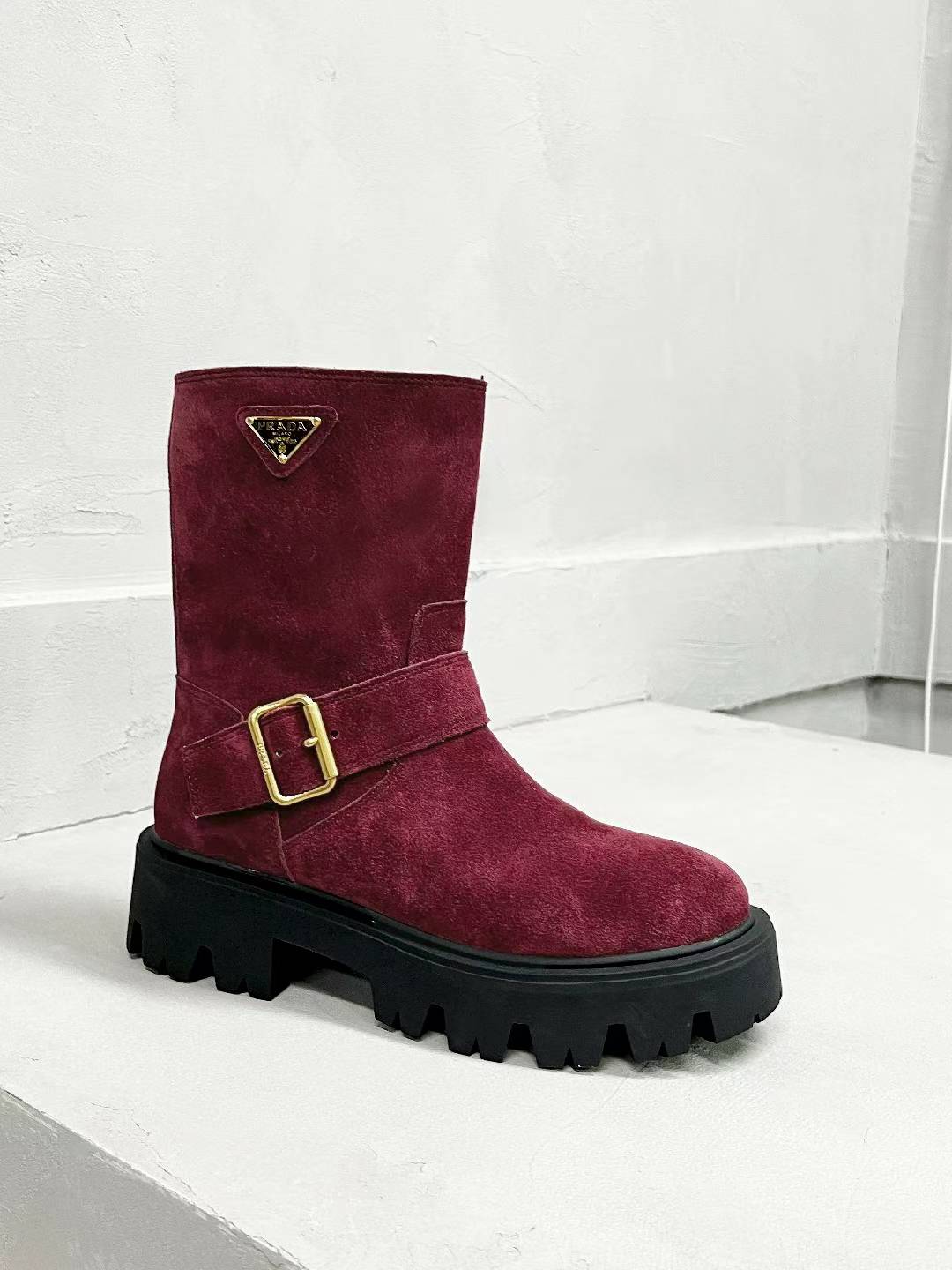 NO:653360,P's classic triangle brand women's boots, a series that can't be bought in winter, are definitely this year's big hit!  !  It’s so good-looking, P’s boots are really awesome!  The upper foot is large and the legs are slim. This piece is just right. Upper cowhide/high mercerized cowhide. Lining sheepskin. Foot padding cowhide. Outsole. TPU outsole. Size35-40, boots, boots, cowhide, sheepskin19860909P家经典三角标王炸女靴,冬天买不到的系列,绝对是今年的大爆款！！贼好看,P家靴子真的很哇塞！上脚大气显腿瘦气质这块刚好拿捏 鞋面牛皮/高丝光牛猄 内里羊皮 垫脚牛皮 大底TPU大底 Size35-40,靴子,boots,cowhide,sheepskin,Women's Shoes