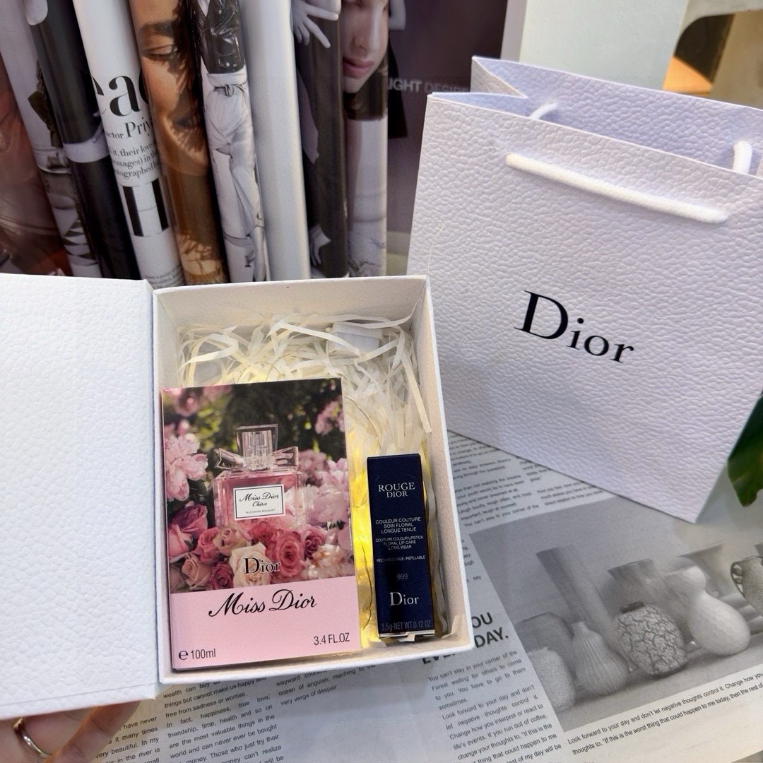 Valentine’s Day 999 Gift Box Set (Includes Shopping Bag - Comprehensive