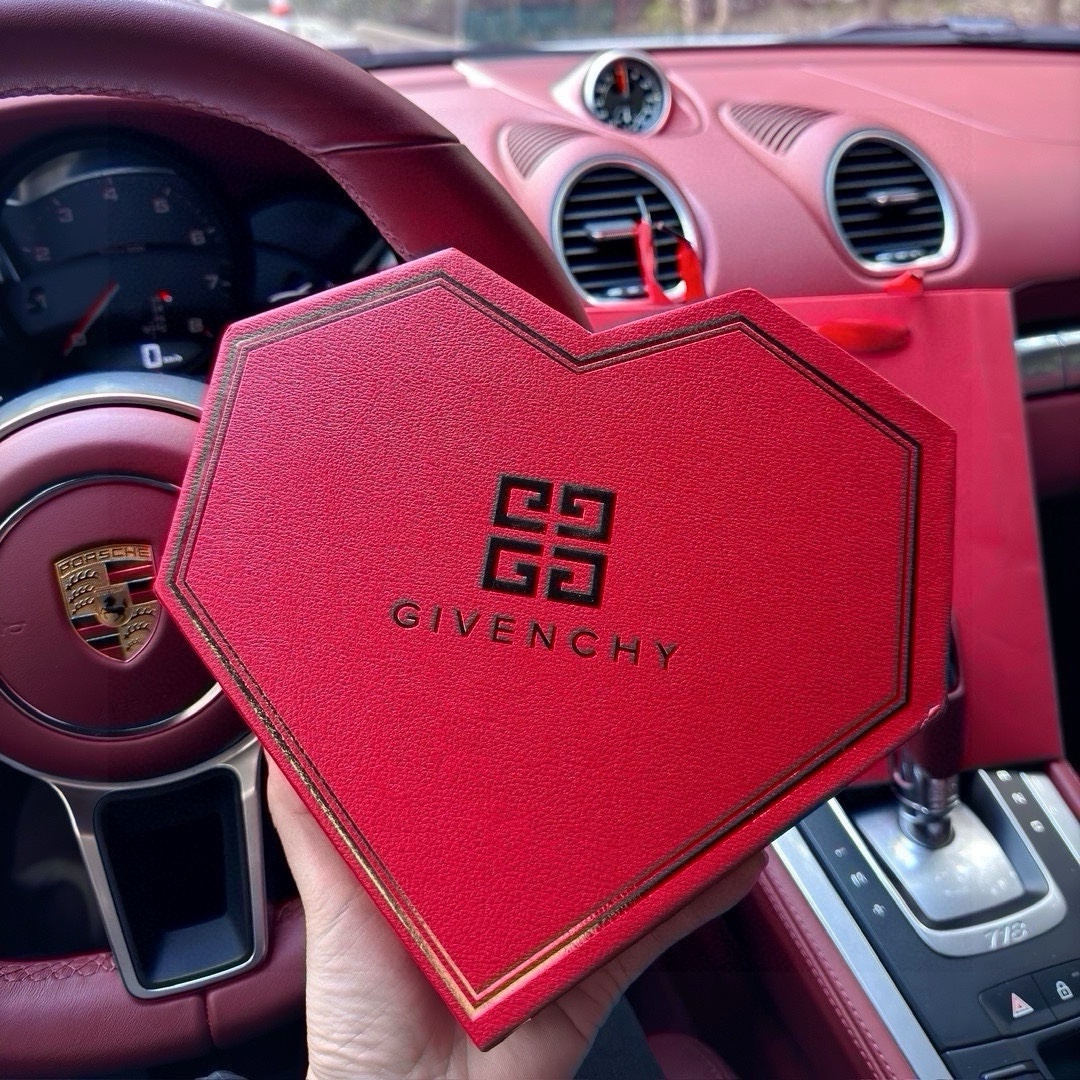 Givenchy Limited Edition Heart-Shaped 3-Piece Makeup Set - Comprehensive 8