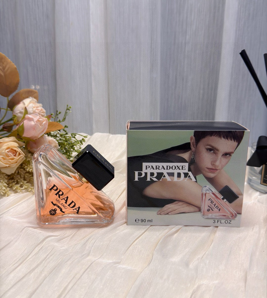 🛒购物价：99💰［原版原盒海外代购品质.免税店同款品种］叛逆给世界 温柔独给你”
PRADA 普拉达我本莫测香水90ml
前調：卡拉布里亞佛手柑、蜜橘、梨
中調：橙花芽 沙巴茉莉
后調：琥珀、安息香脂、香草、白麝香
香调：橙花芽、琥珀、白麓香
又甜又酷 捉摸不透！整体是一瓶高级感温暖甜香普拉达Prada我本莫测香水真的太懂女人的心了！无限想象的莫测花香，清新又深邃，神秘且随性，LOVE TOPAYPRADA情人节 | 无言思莒 我木莫测 香调变幻一如莫测自我！猜不透的有趣女人！