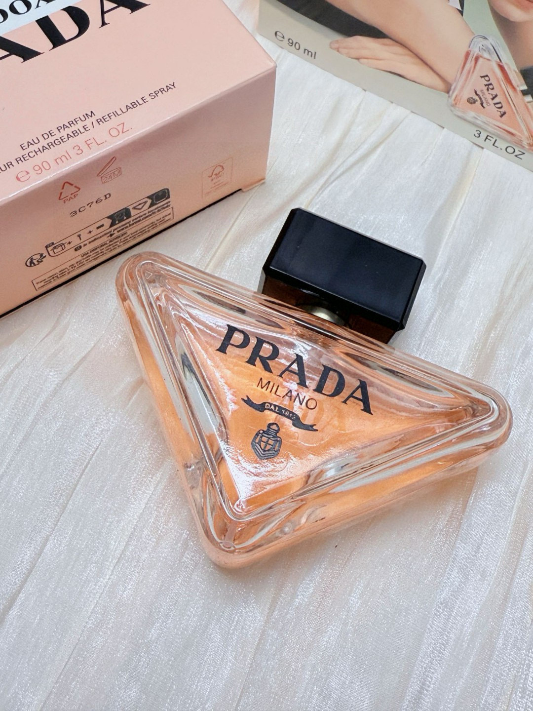 🛒购物价：99💰［原版原盒海外代购品质.免税店同款品种］叛逆给世界 温柔独给你”
PRADA 普拉达我本莫测香水90ml
前調：卡拉布里亞佛手柑、蜜橘、梨
中調：橙花芽 沙巴茉莉
后調：琥珀、安息香脂、香草、白麝香
香调：橙花芽、琥珀、白麓香
又甜又酷 捉摸不透！整体是一瓶高级感温暖甜香普拉达Prada我本莫测香水真的太懂女人的心了！无限想象的莫测花香，清新又深邃，神秘且随性，LOVE TOPAYPRADA情人节 | 无言思莒 我木莫测 香调变幻一如莫测自我！猜不透的有趣女人！