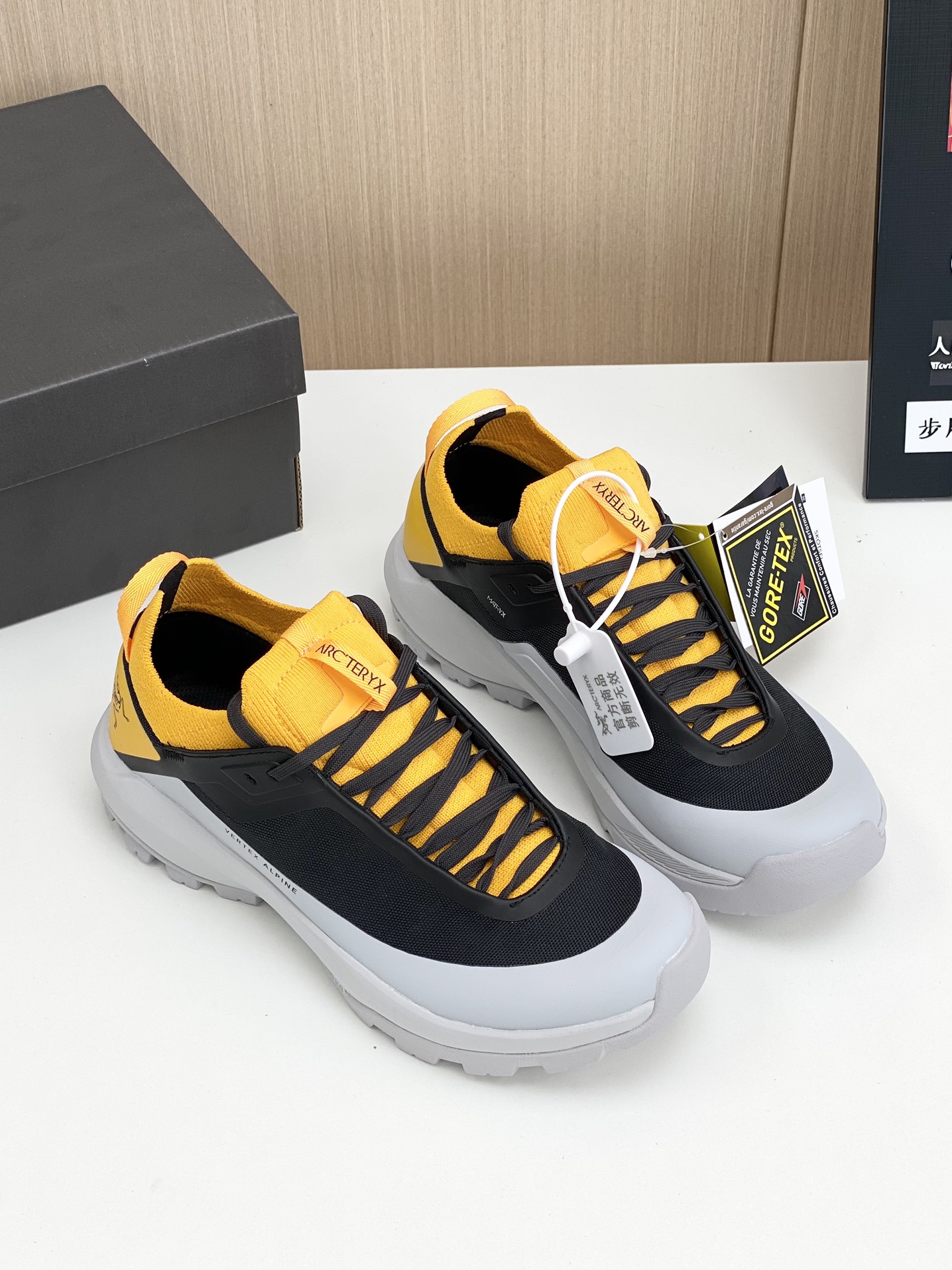 NO:274906,Pure original VERTEX new model Archaeopteryx ALPNE rock climbing hiking outdoor casual shoes Comfortable and lightweight without weight bearing All seasons Refreshing and breathable model Size 36~45, loro pianaarc'teryx19860909纯原 VERTEX 新款 始祖鸟ALPNE 攀岩 徒步户外休闲鞋 上脚舒适轻便无负重感 四季百搭 清爽透气款 码数36～45码,,loro pianaarc'teryx,Men's shoes