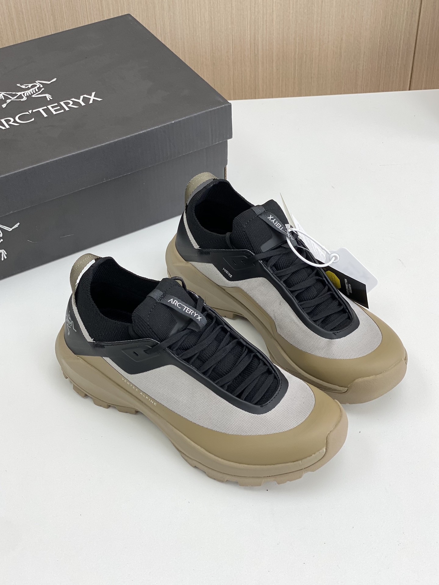 NO:274903,Pure Origin 260VERTEX new model Archaeopteryx ALPNE rock climbing hiking outdoor casual shoes Comfortable and lightweight without weight bearing All seasons Refreshing and breathable model Size 36~45, Loro pianaarc'teryx19860909纯原260VERTEX 新款 始祖鸟ALPNE 攀岩 徒步户外休闲鞋 上脚舒适轻便无负重感 四季百搭 清爽透气款 码数36～45码,,loro pianaarc'teryx,Men's shoes