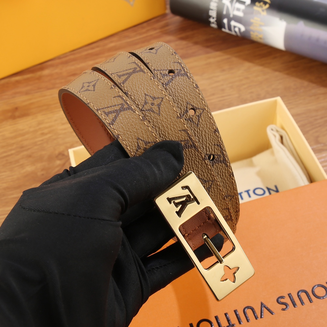 这款纤瘦别致的LV Duo 18mm双面皮带采用珍贵的金色搭扣，饰有创意的双重标志：两侧的镂空设计让表带