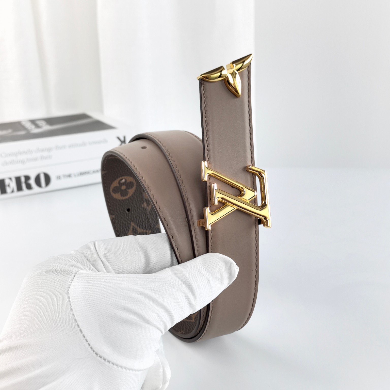 Louiss Vuittton 宽度3.0cm，两面用腰带，带身一面釆用咖色印花路易威登专用面料订制，一