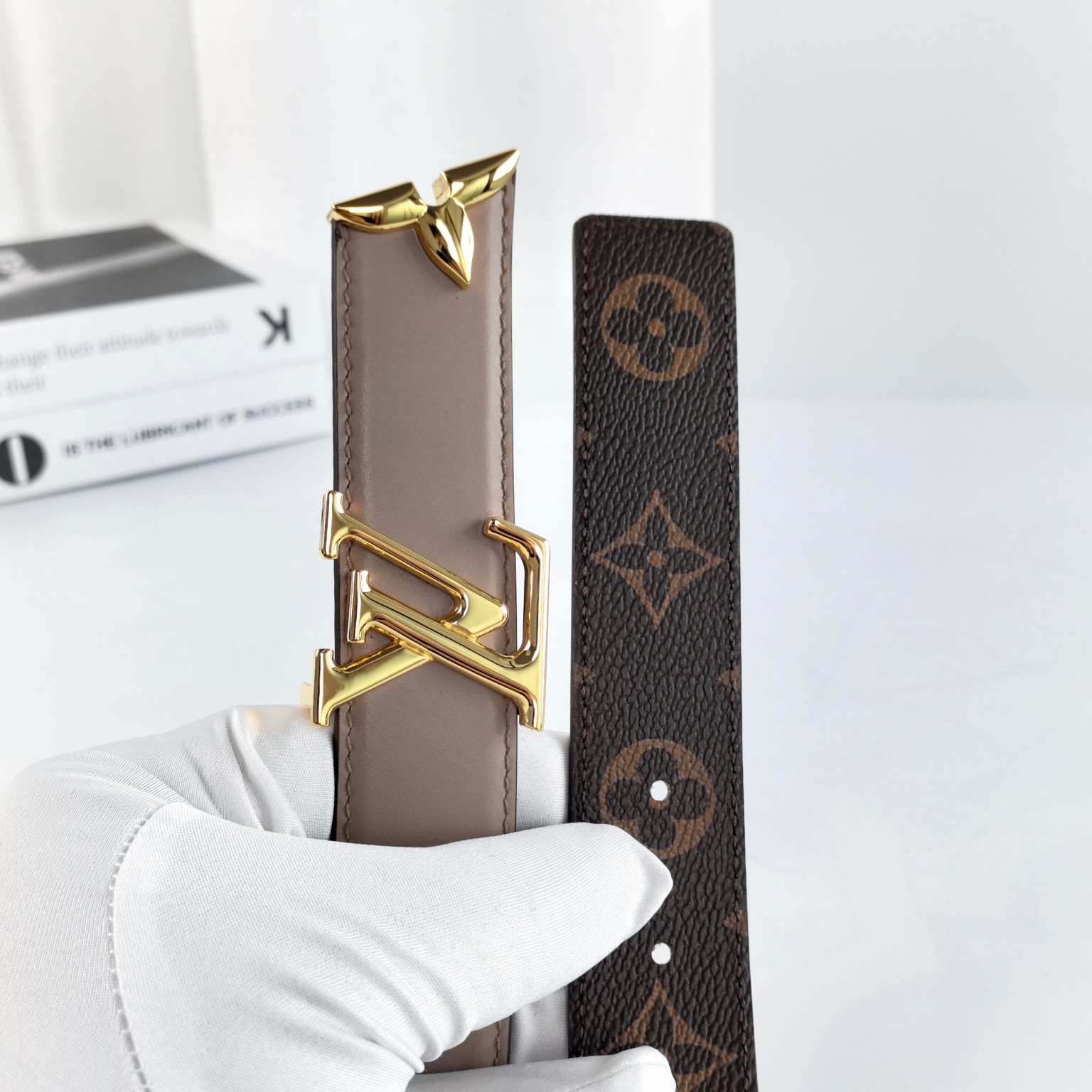 Louiss Vuittton 宽度3.0cm，两面用腰带，带身一面釆用咖色印花路易威登专用面料订制，一