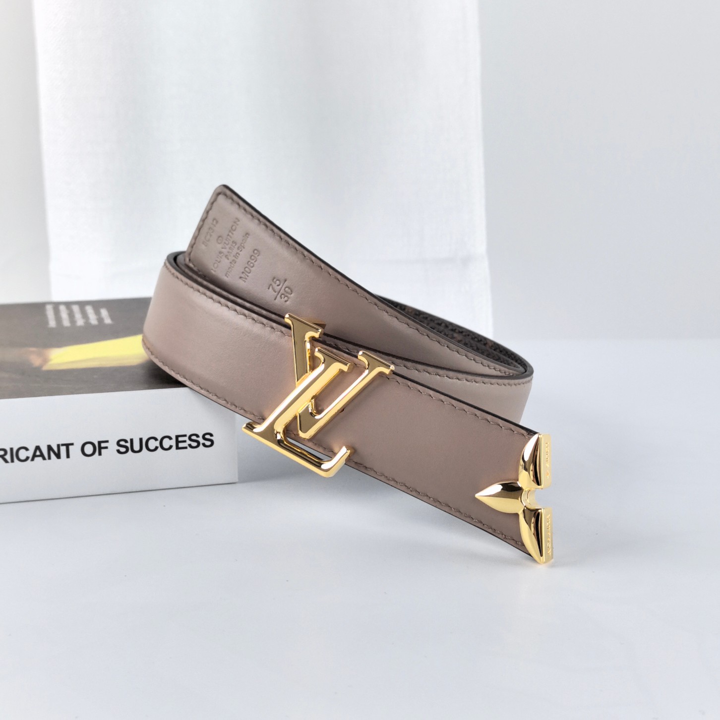 Louiss Vuittton 宽度3.0cm，两面用腰带，带身一面釆用咖色印花路易威登专用面料订制，一