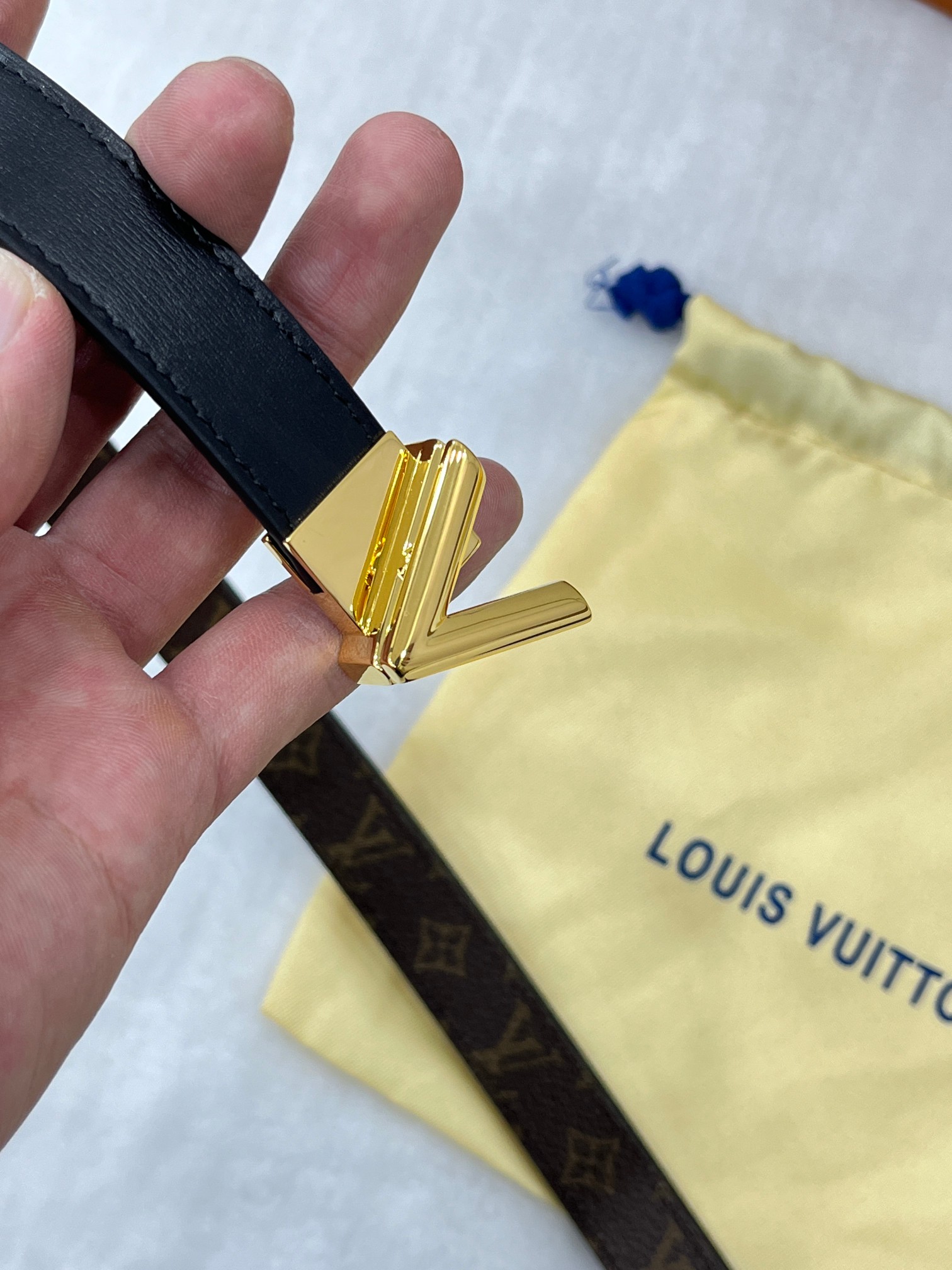 LV GO-14 腰带拥有耀目金属搭扣，轻轻旋转即可自如开启，后部可调节结构确保舒适贴合，尽显路易威登精