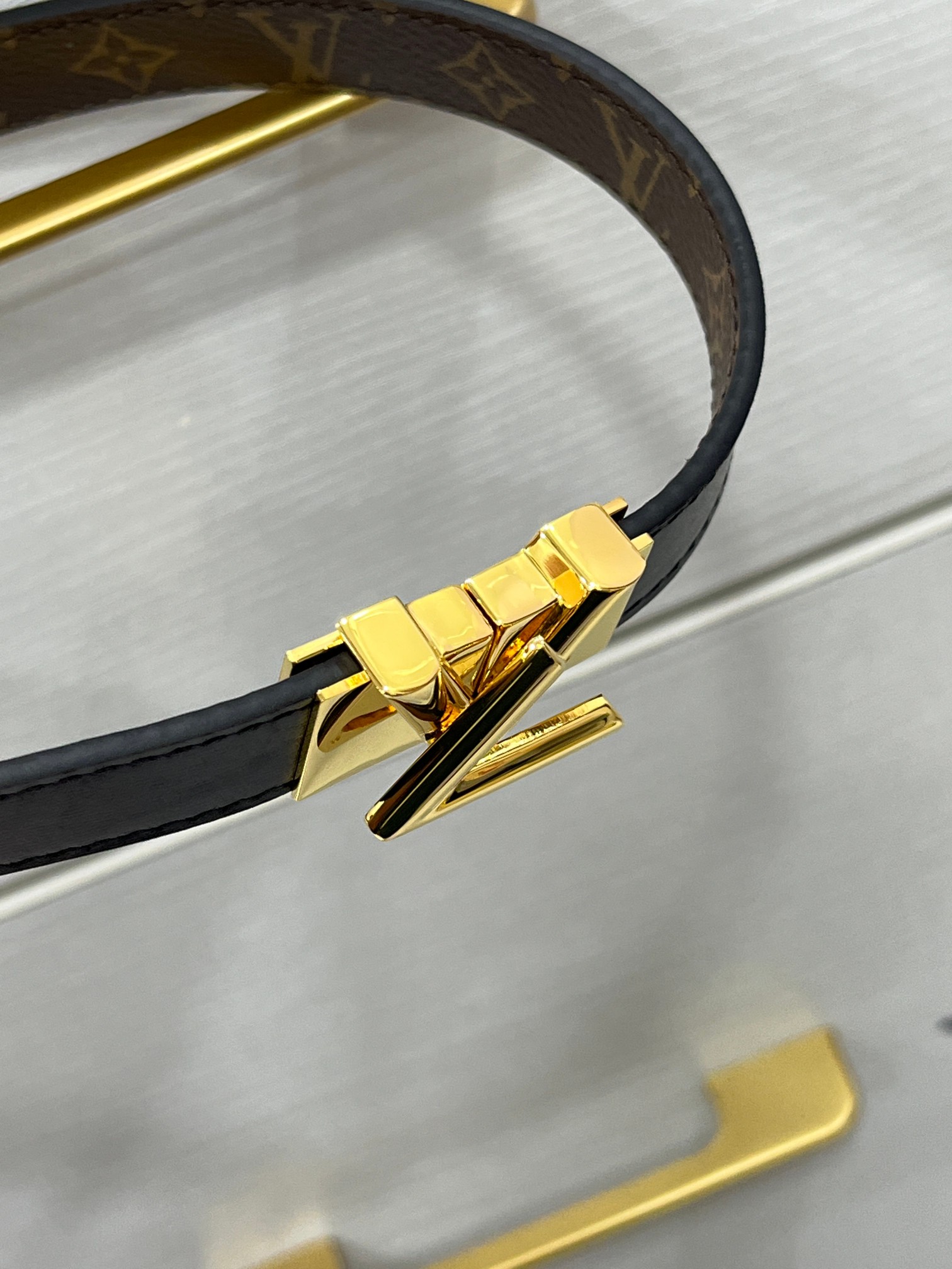 LV GO-14 腰带拥有耀目金属搭扣，轻轻旋转即可自如开启，后部可调节结构确保舒适贴合，尽显路易威登精