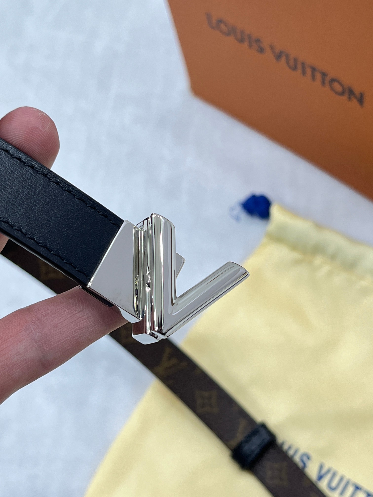 LV GO-14 腰带拥有耀目金属搭扣，轻轻旋转即可自如开启，后部可调节结构确保舒适贴合，尽显路易威登精