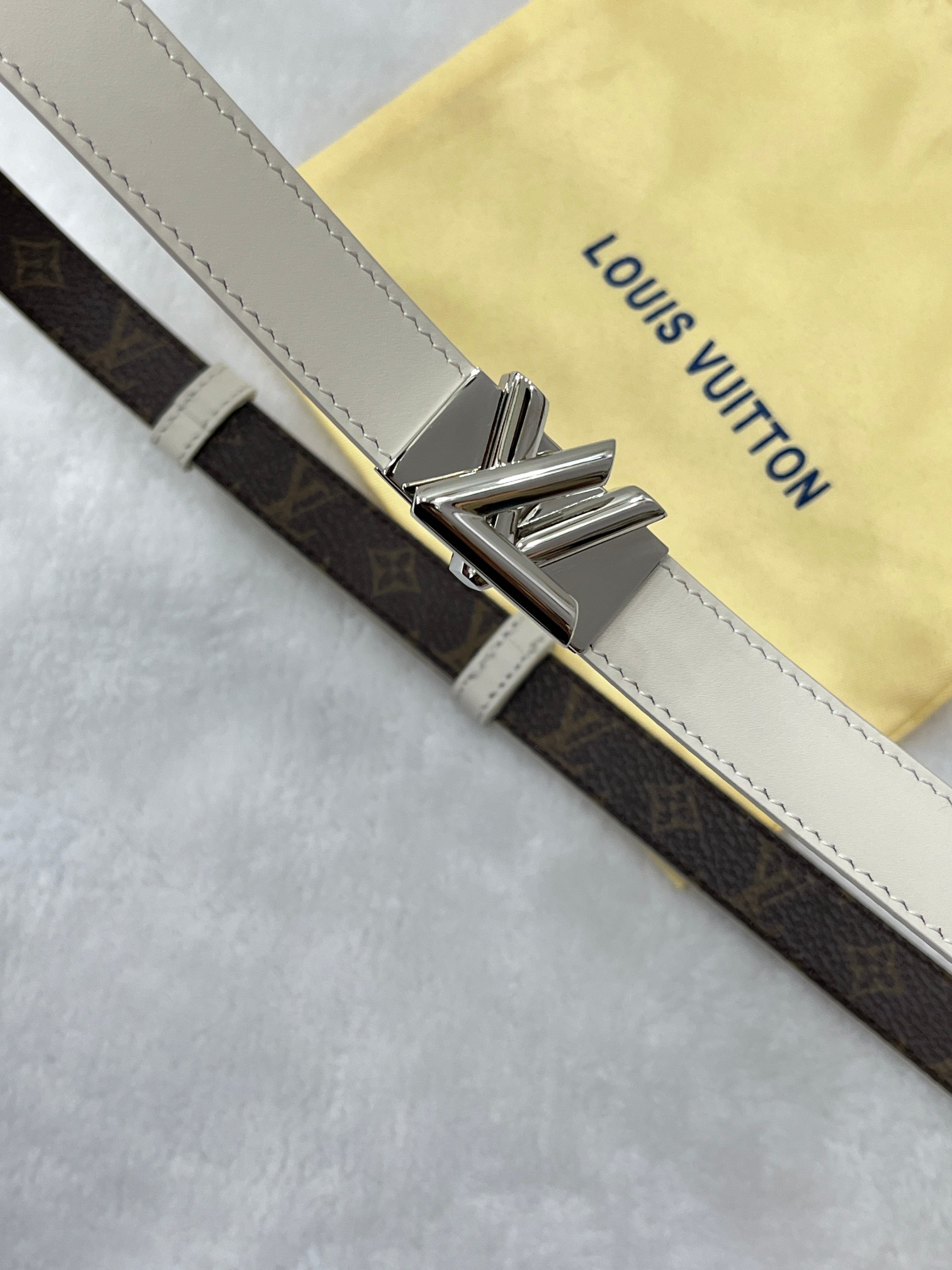 LV GO-14 腰带拥有耀目金属搭扣，轻轻旋转即可自如开启，后部可调节结构确保舒适贴合，尽显路易威登精