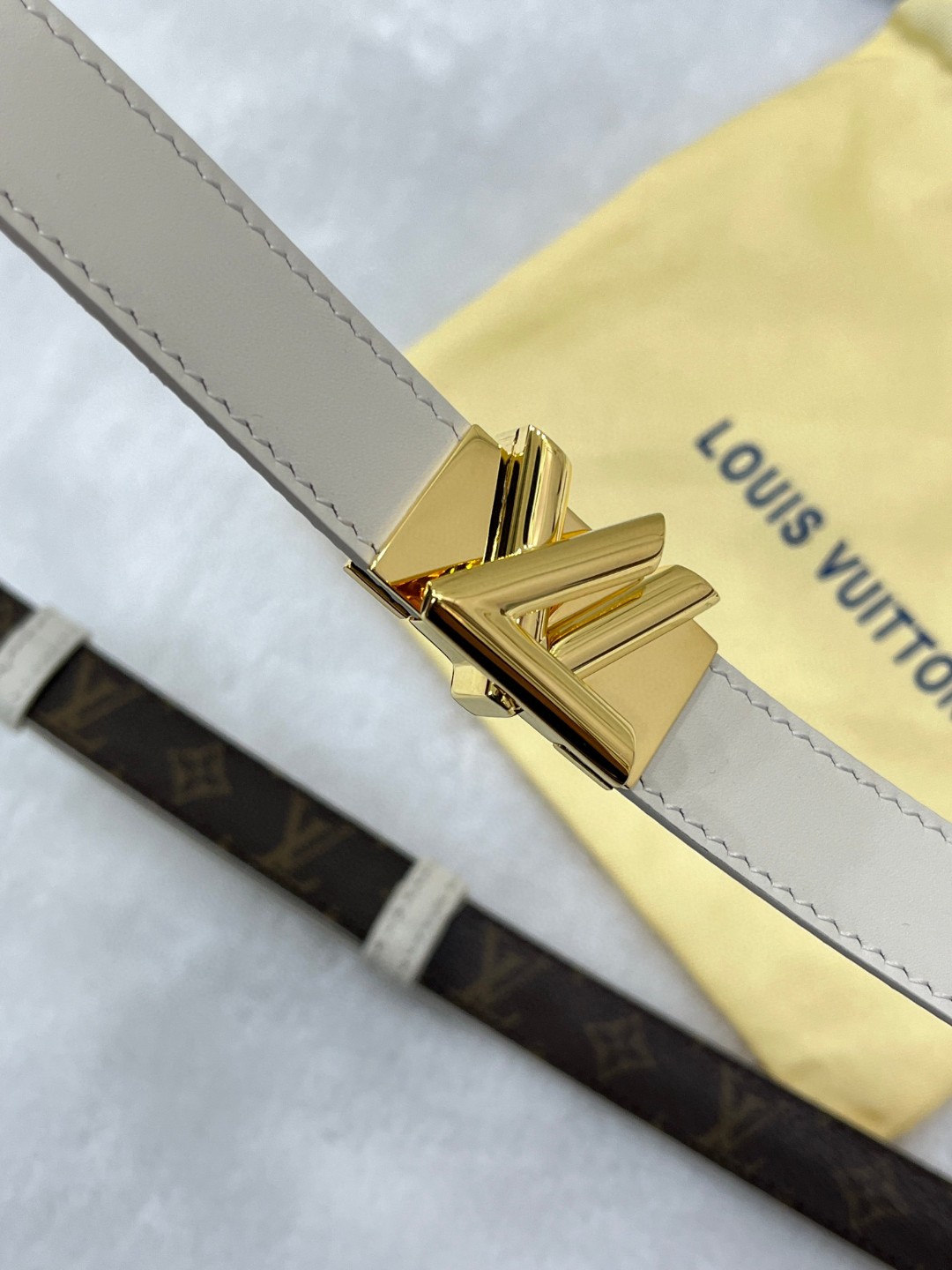 LV GO-14 腰带拥有耀目金属搭扣，轻轻旋转即可自如开启，后部可调节结构确保舒适贴合，尽显路易威登精