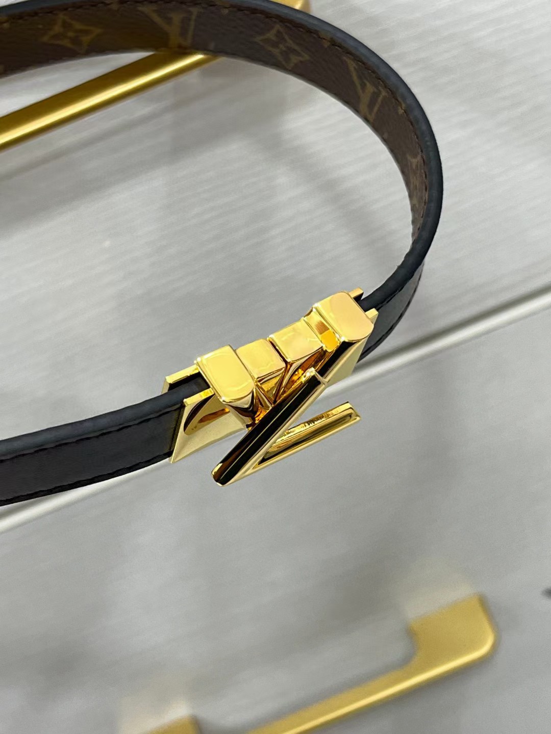 LV GO-14 腰带拥有耀目金属搭扣，轻轻旋转即可自如开启，后部可调节结构确保舒适贴合，尽显路易威登精