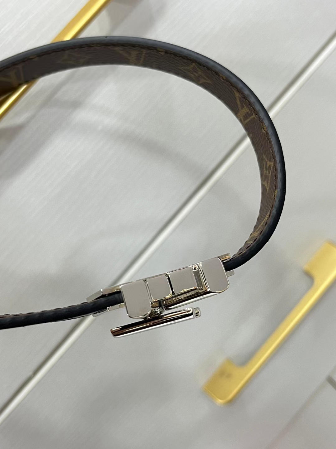 LV GO-14 腰带拥有耀目金属搭扣，轻轻旋转即可自如开启，后部可调节结构确保舒适贴合，尽显路易威登精