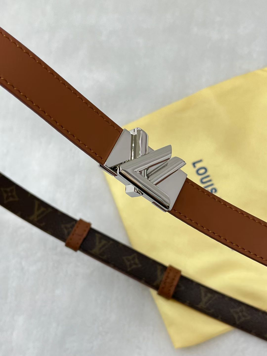 LV GO-14 腰带拥有耀目金属搭扣，轻轻旋转即可自如开启，后部可调节结构确保舒适贴合，尽显路易威登精