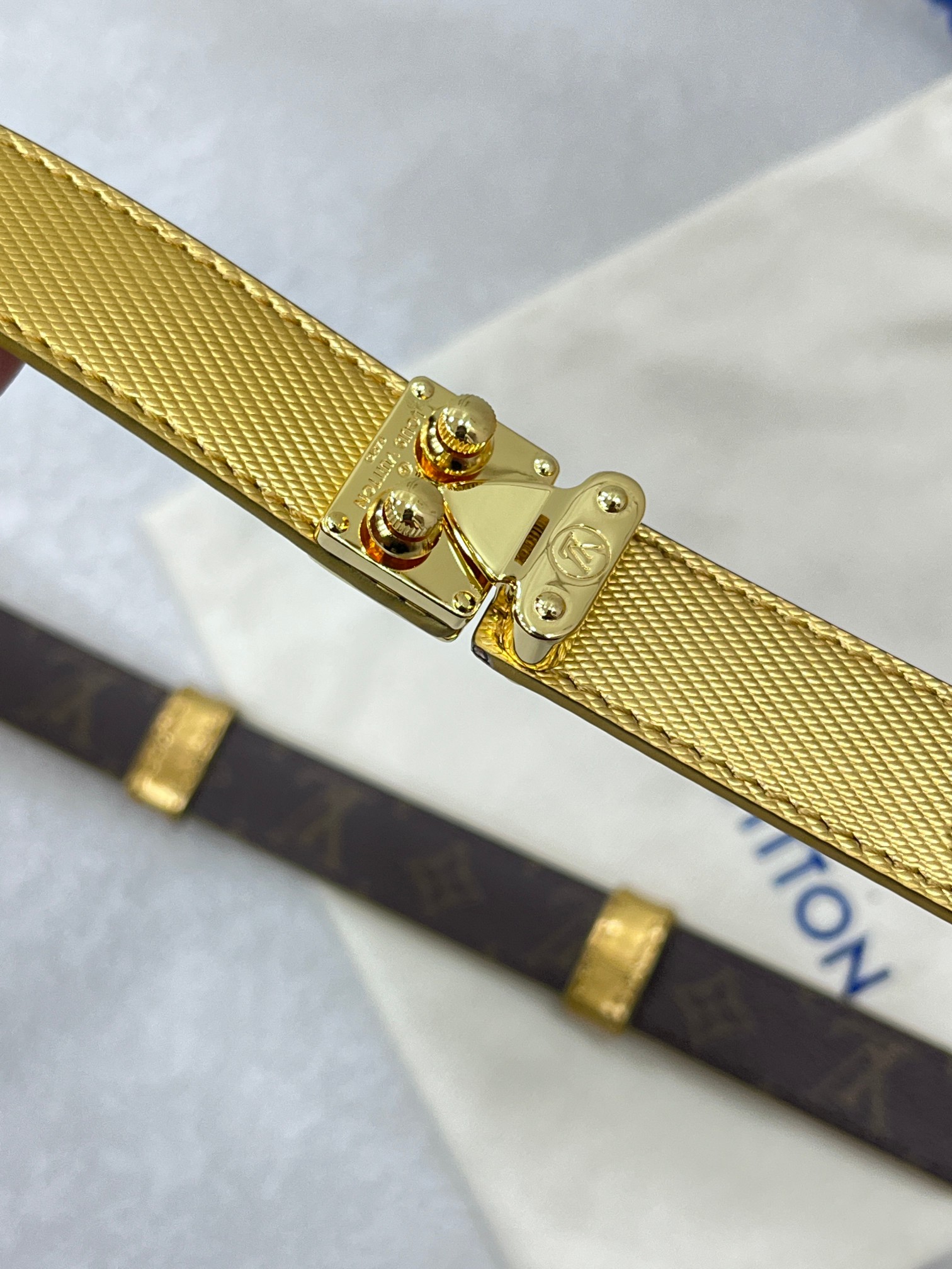 2.0金边Serrures 腰带取材牛皮革，以耀目 S-Lock 搭扣致意品牌传统硬箱。路易威登标识压纹