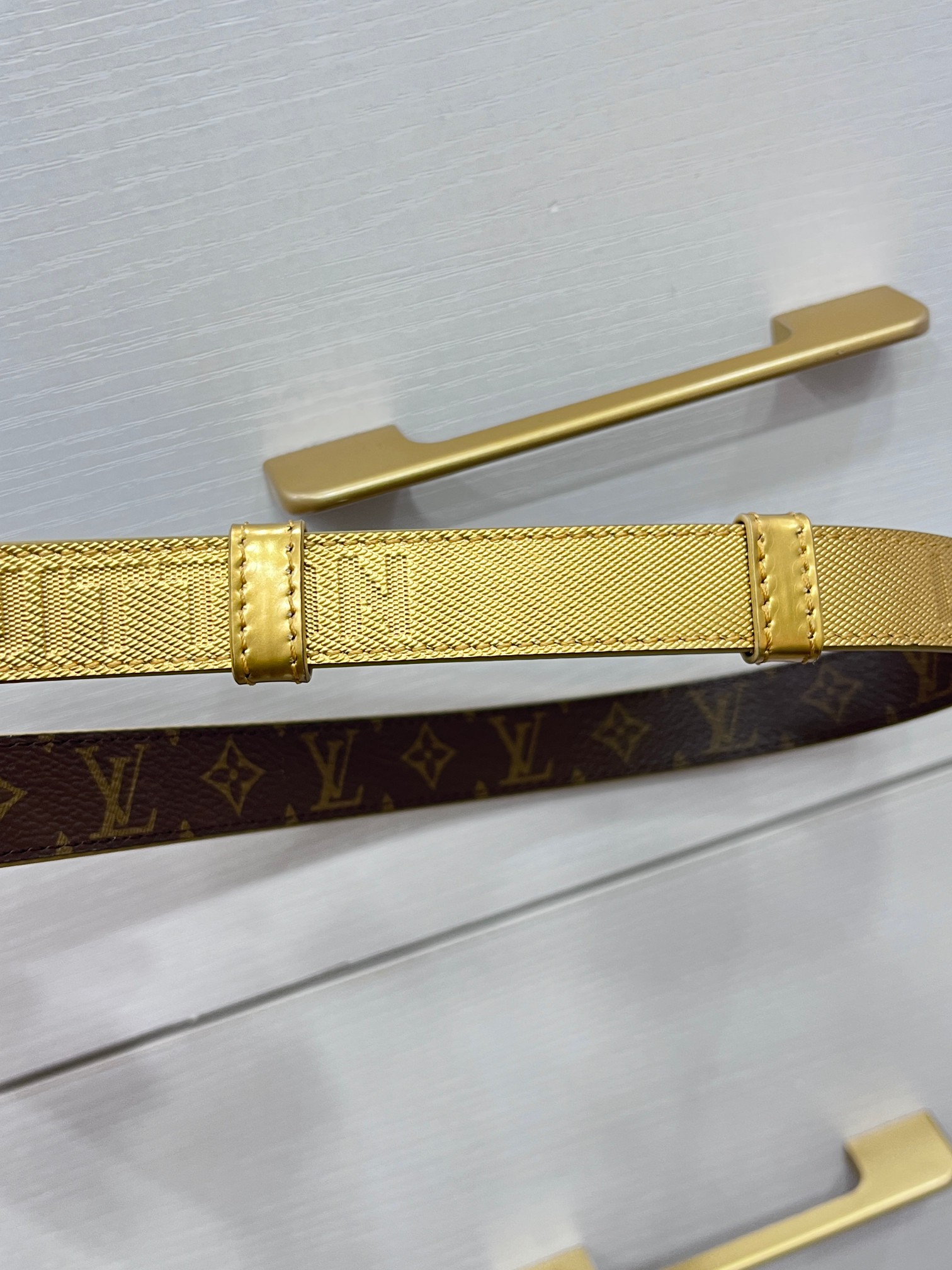 2.0金边Serrures 腰带取材牛皮革，以耀目 S-Lock 搭扣致意品牌传统硬箱。路易威登标识压纹