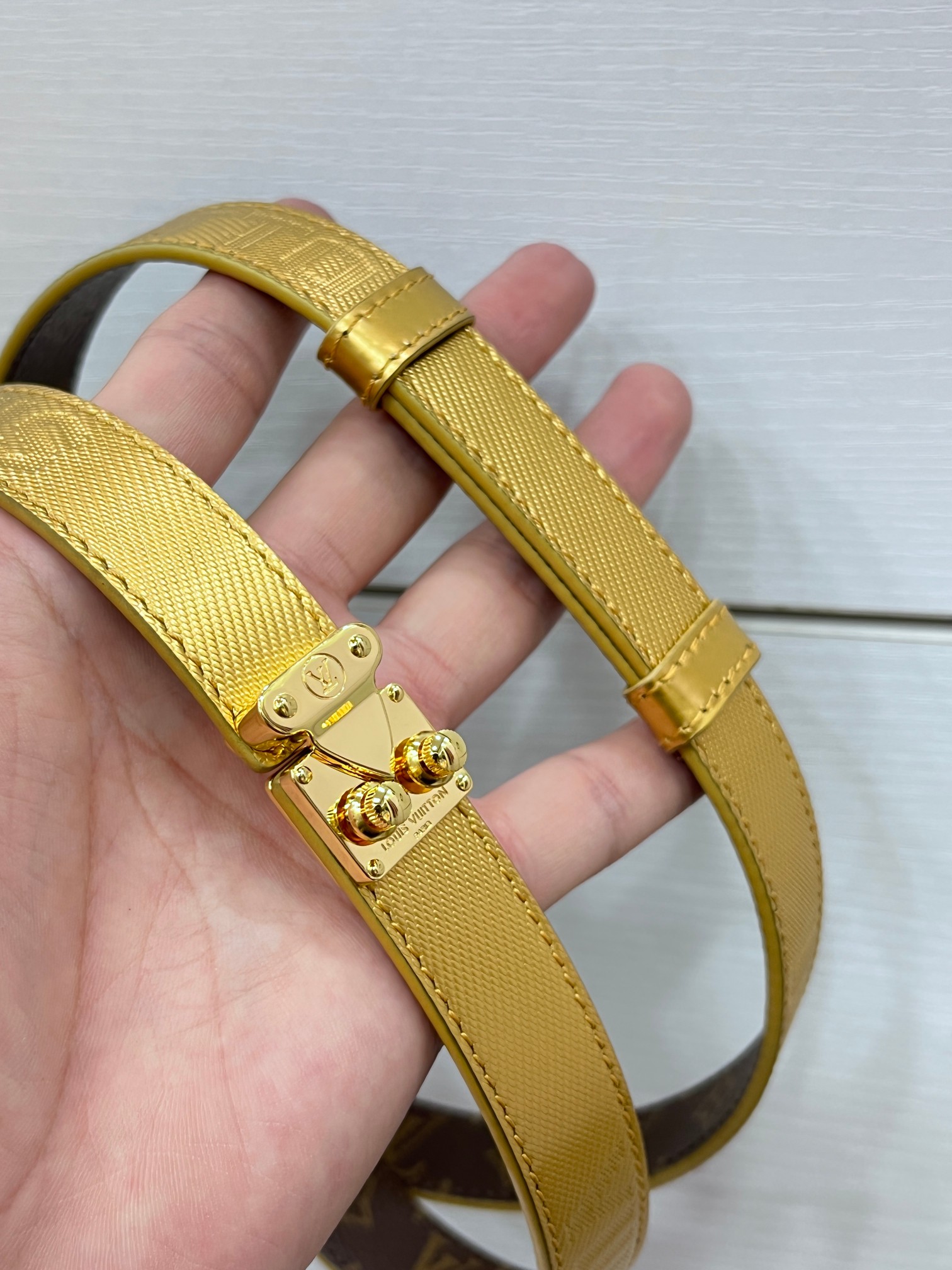 2.0金边Serrures 腰带取材牛皮革，以耀目 S-Lock 搭扣致意品牌传统硬箱。路易威登标识压纹