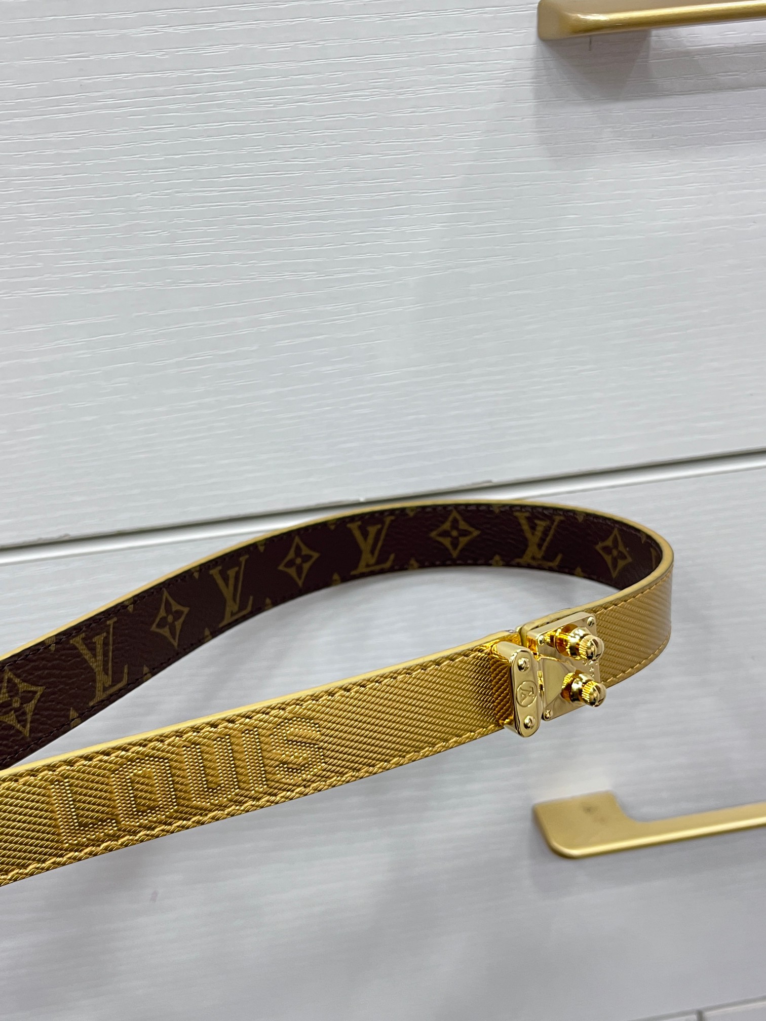 2.0金边Serrures 腰带取材牛皮革，以耀目 S-Lock 搭扣致意品牌传统硬箱。路易威登标识压纹