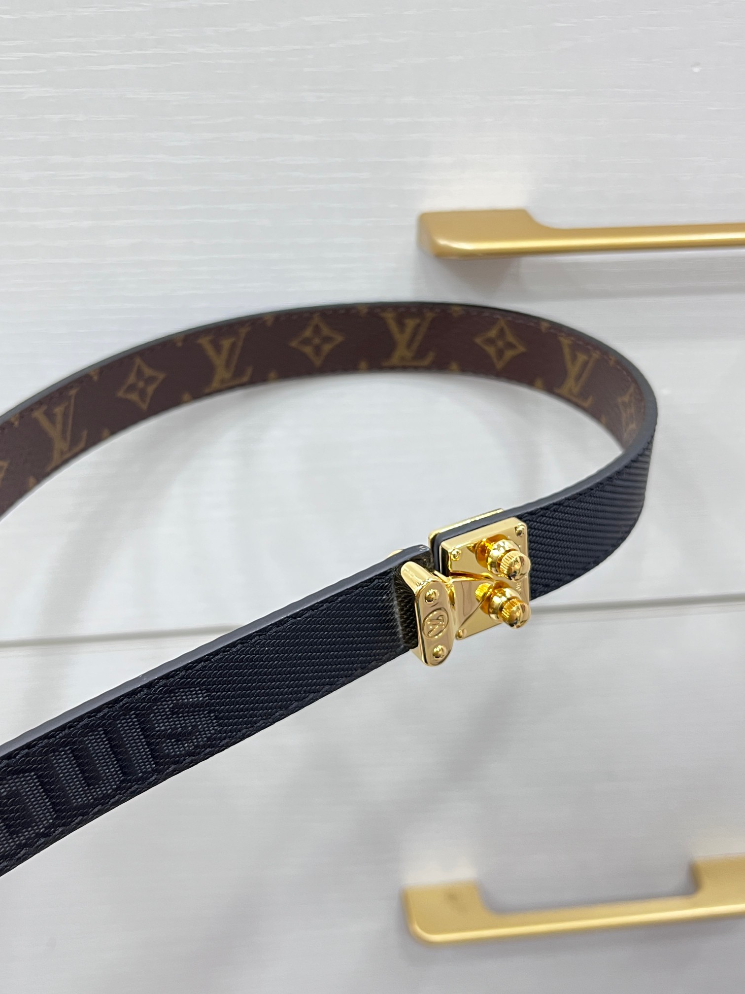 2.0黑色Serrures 腰带取材牛皮革，以耀目 S-Lock 搭扣致意品牌传统硬箱。路易威登标识压纹